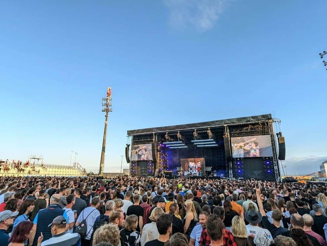 ONE OK ROCKさんのインスタグラム写真 - (ONE OK ROCKInstagram)「Wiener Neustadt!! #ONEOKROCK #MUSE #Europe #tour」6月4日 7時59分 - oneokrockofficial