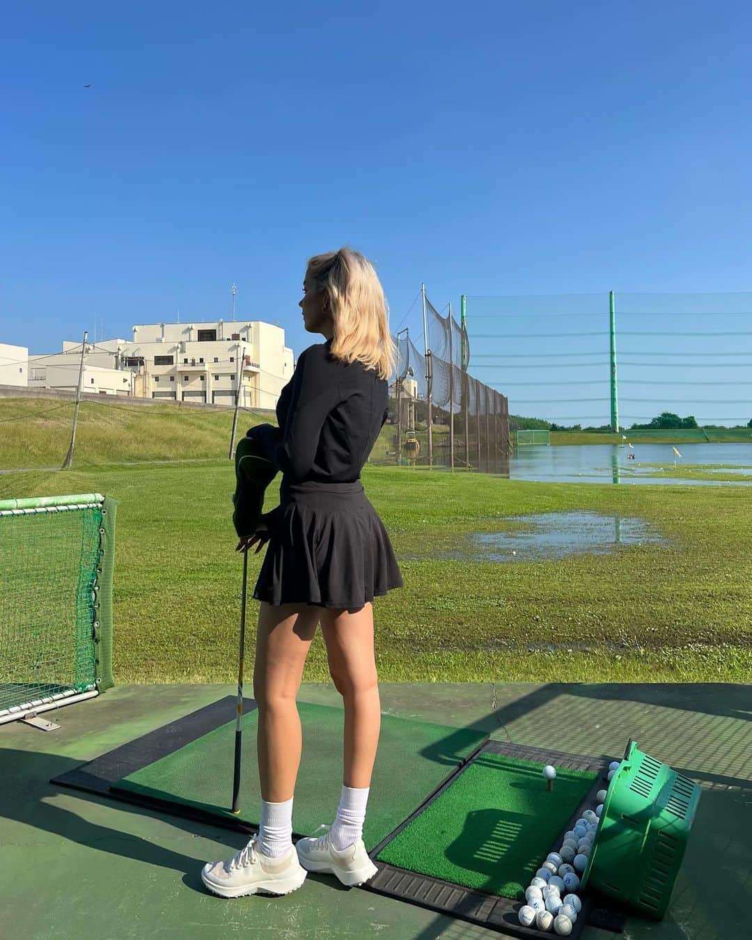 Satomi Biancaさんのインスタグラム写真 - (Satomi BiancaInstagram)「⛳️🤍 　 台風が過ぎた雨上がりのゴルフ場は キラキラしてとっても綺麗だった🏌️‍♀️ 　　　 ここは海の隣に面してて 開放感があるから凄く好きな場所⛳️ 　　 　　 シューズは @allbirdsjapan から 新しく登場した履き心地抜群でシンプルなスタイルで合わせやすいゴルフシューズ🤍 　 快適で形も可愛いTopsも @allbirdsjapan のだよ🖤 　　 　 #allbirds  #オールバーズ #地球に優しく #ゴルフ #ゴルフ女子 #ゴルフウェア  #ゴルフコーデ #ゴルフシューズ」6月4日 8時11分 - satobyyyy