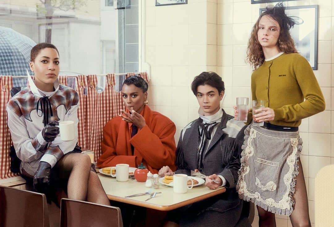 クーシュ・ジャンボのインスタグラム：「#vogueworld is coming! September 14th, West End, London. Be there 😜   The most Britishly eccentric greasiest spoon of a shoot with #williamgao @simoneashley & @gisellenorman1 🍳 💄   Can’t wait!!! @britishvogue  @edward_enninful」
