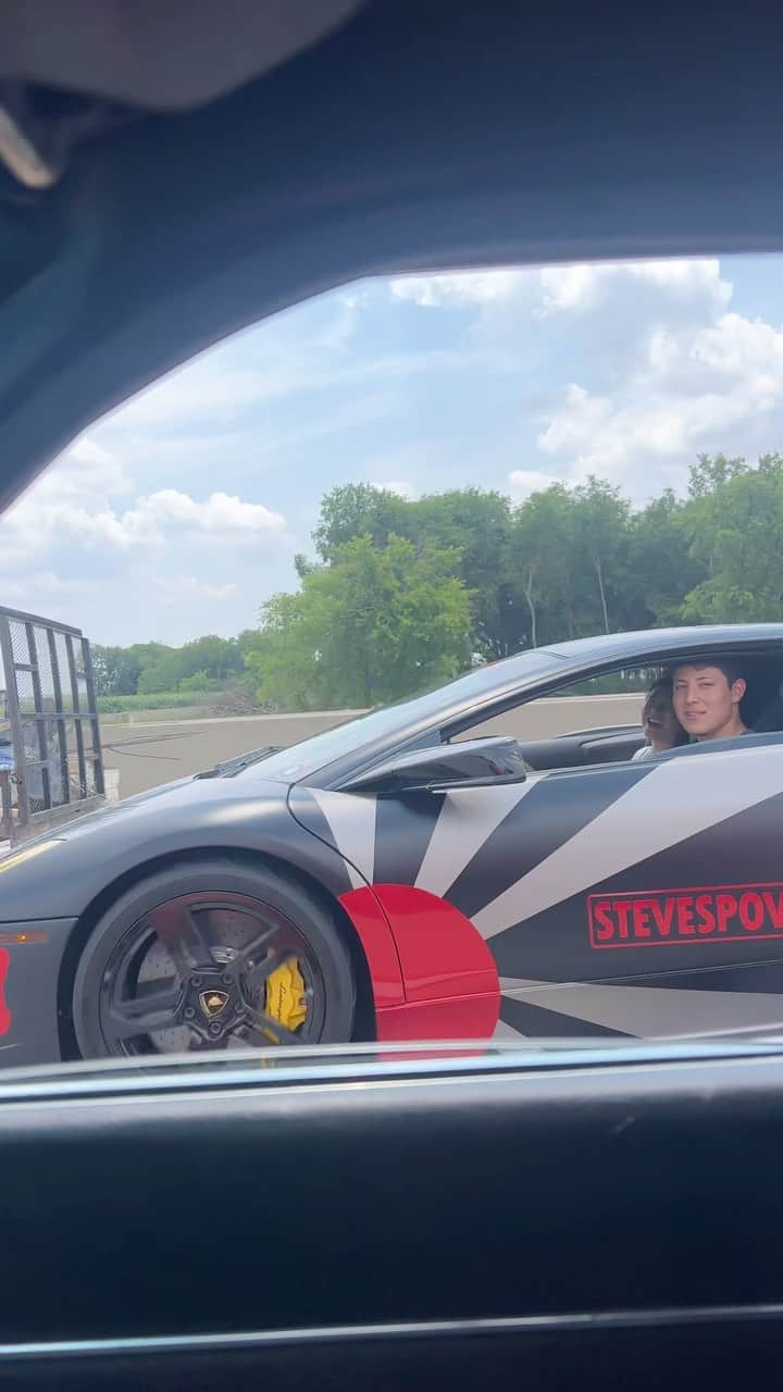 スティーブのインスタグラム：「The Kid is back in Texas finally and had a bit of steam to blow off so the v12 Lambo murcielago came in handy!! Lol. What a fun day.  あっちゃんテキサスに戻って来て早速ランボルギーニ‼️爆音注意⚠️」