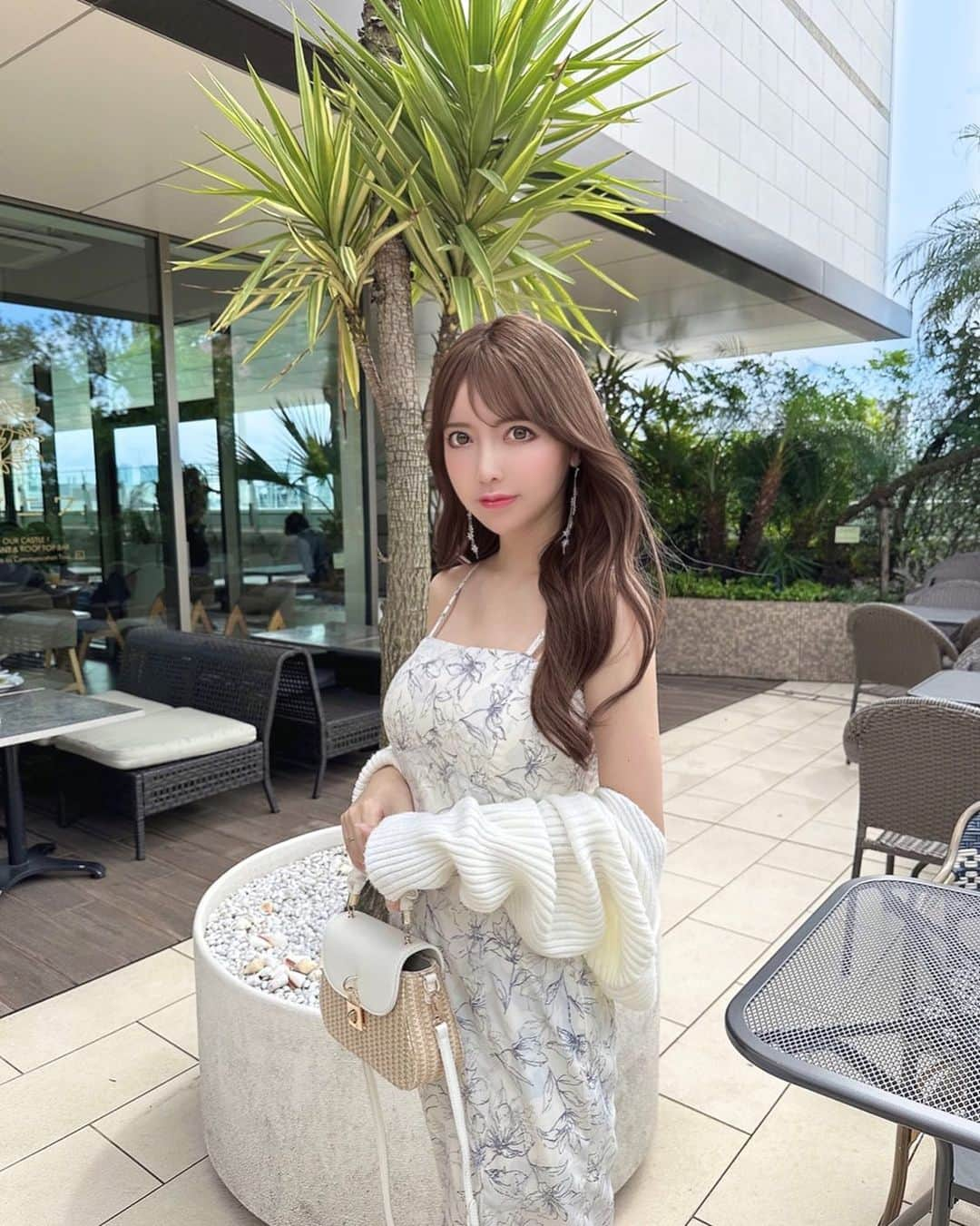 吉川ちかさんのインスタグラム写真 - (吉川ちかInstagram)「今日のコーデは リップのワンピースを着たよ👗 2wayで今回は 襟の部分を外してみた☺️💓 (@lipservice_official )  夏らしい花柄で 涼しげでお気に入りだよ👏💕  #ワンピース#ワンピースコーデ#リップサービス#lipservice#恵比寿ランチ#シロノニワ#シロノニワ恵比寿」6月3日 23時24分 - yoshikawachika_1116