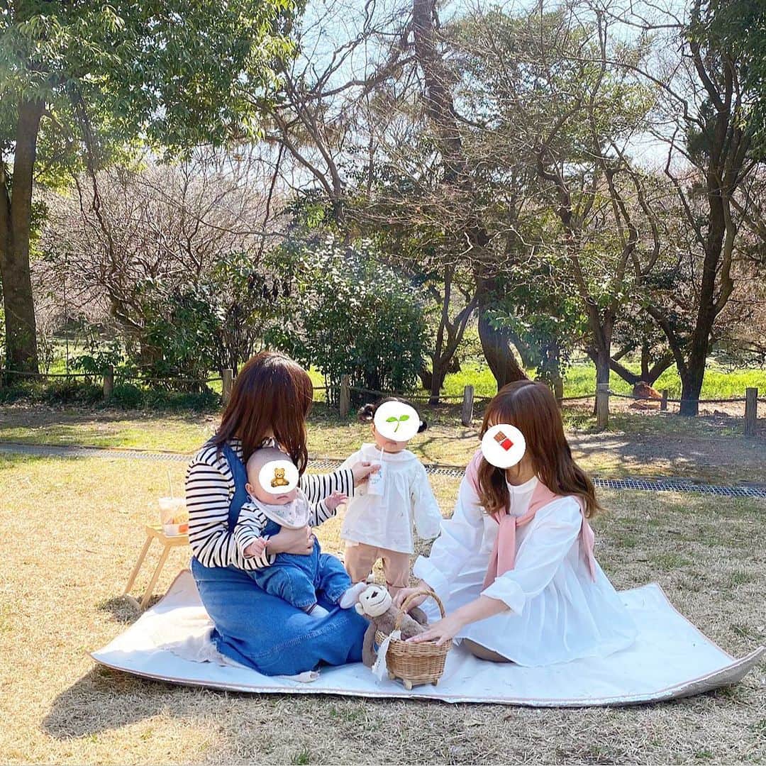 haruのインスタグラム：「ㅤㅤㅤㅤㅤㅤㅤㅤㅤㅤㅤㅤㅤ ㅤㅤㅤㅤㅤㅤㅤㅤㅤㅤㅤㅤㅤ ㅤㅤㅤㅤㅤㅤㅤㅤㅤㅤㅤㅤㅤ ディズニーの前に、載せてなかった写真たち📷🤍 時差すぎるけど🤣🤣🤣笑  本当楽しかったな〜🥹💓 🌱ちゃん可愛すぎて本当癒し//  大好きな🍫🌱ちゃんとお花見したり カフェいったり、子供がうまれても 仲良くしてくれて思い出がふえていって いつも会うたび幸せで溢れる🥹🫶🏻  いつも本当ありがとう🥰// ㅤㅤㅤㅤㅤㅤㅤㅤㅤㅤㅤㅤㅤ ㅤㅤㅤㅤㅤㅤㅤㅤㅤㅤㅤㅤㅤ コーデはちび🧸くんにあわせて デニム × ボーダー と モノトーン🤍  13万枚ある写真を整理していってて😂 載せてない写真めっちゃあるので 時系列バラバラだけど載せさて下さい🙇🏻‍♀️💓  ㅤㅤㅤㅤㅤㅤㅤㅤㅤㅤㅤㅤㅤ #親子リンクコーデ #親子コーデ #親子ピクニック #友達親子」