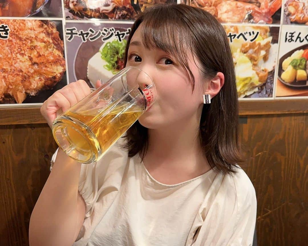 佐々木晴花のインスタグラム：「・ ・ お疲れちゃんです！乾杯🍻  YouTube・はるはるチャンネルの最新動画は見ていただけましたか〜？✨  大阪で3軒ハシゴしてきました〜🍻  ちゃんとラストは甘い物まで存分に楽しんできたよ🍦💭  そして❤️  今回の動画は友達のあいかちゃんも出演してくれました🥰 ありがとう✨ @aika_cream_ 💗  皆さん是非みにきてくださ〜い🐙🐙🐙 ・ ・ ・ 心変わりの相手は私にしてみない？💎  《SNS》 🌻YouTube（２つやってます✌️） ⚫︎アラサーほろよい隊  ⚫︎はるはるチャンネル (ストーリーズハイライトから飛べます✈️） 🌻Twitter  @ Haru2nrun 🌻TikTok  @ haru2n.run ・ ・ #女優#俳優#ダンサー#RIZINガール #新人YouTuber  #YouTuber #チャンネル登録お願いします  #大人女子#ビール女子 #グルメ女子  #お酒好き女子 #お酒好きな人と繋がりたい  #ビール部 #お酒好きと繋がりたい  #アラサー女子#アラサー独身女子 #アラサー独女  #japanesegirl #instagood  #大阪 #大阪観光 #大阪グルメ #大阪旅行  #ぼんくら家 #たこ焼き道楽わなか #21時にアイス  #グルメスタグラム #道頓堀グルメ #千日前グルメ」