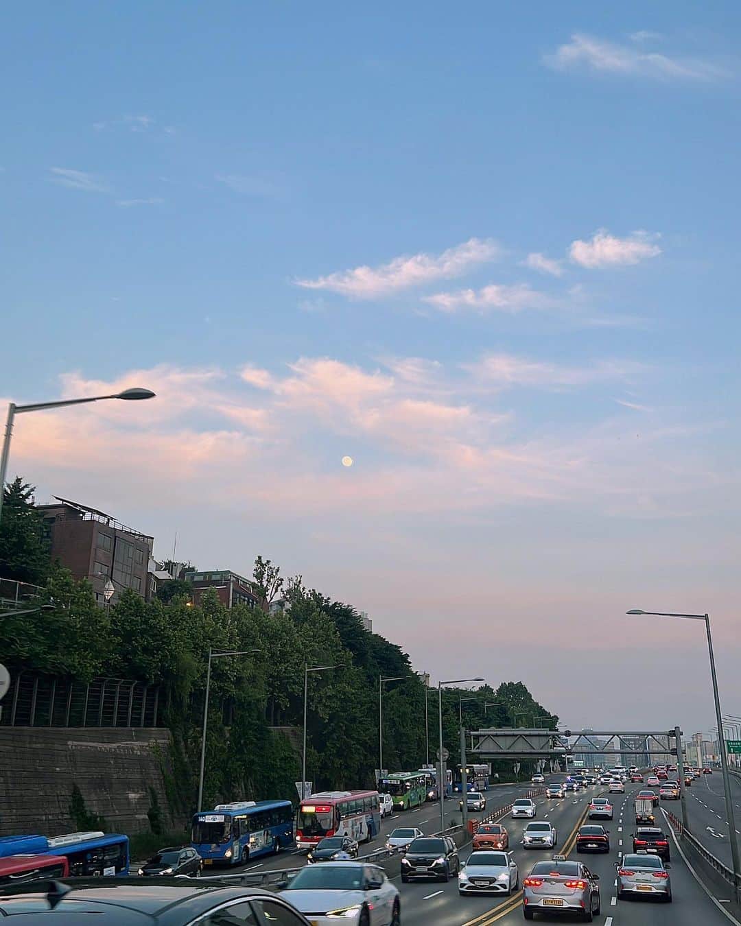 ソアさんのインスタグラム写真 - (ソアInstagram)「내가 너무 사랑하는 하늘 구름 달🤍」6月3日 23時20分 - seoa_p