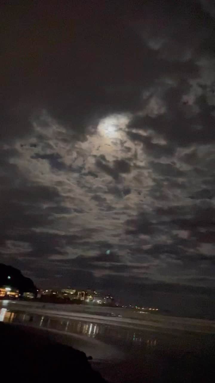 渋木さやかのインスタグラム：「⠀  🌕Full moon 🌕  満月は、月が満ちて豊かさが溢れる日。  ⠀ 「知足 /満足すること」 産まれながらに完璧であり、余計なものは一つもないというヨガの教えから、当たり前だと無意識に思っていることに感謝して、それをYoga noteにしたためる日。  by @balanced_box   ⠀ #ヨガメモbysaya #ほんのちょっと意識してみる#fullmoon #beachlife #鎌倉ライフ #balancedbox #海沿い暮らし  ⠀」