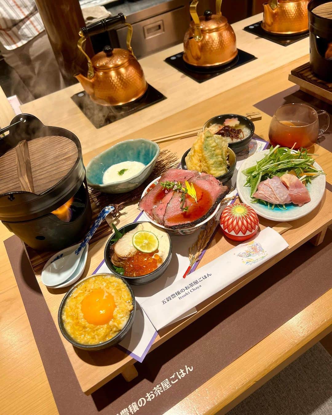 ののさんのインスタグラム写真 - (ののInstagram)「. 嵐山で人気の五木茶屋が先斗町にもオープンしてたよ✨ @kyotoitsukichaya  京丼食べ比べ膳は見た目も華やかで美味しいし、季節ごとにメニューが変わるのも嬉しい♡ （現在は投稿の写真とは別の夏の新メニューになっているよ✨）  人気店だから予約がおすすめ☺️  pr @kyotoitsukichaya  席数：カウンター8席 定休日:月曜日 #五木茶屋#京都グルメ#先斗町#祇園グルメ#ハレの日御前#京都ランチ#京都ディナー#先斗町グルメ#先斗町ランチ#先斗町ディナー#祇園ランチ#祇園ディナー#京都観光#京都旅行#フェミニンコーデ#セリーヌバッグ#セリーヌ#ティファニー#マーキュリーデュオ#kyoto#tiffany#celine#mercuryduo」6月4日 7時00分 - nonoko0309