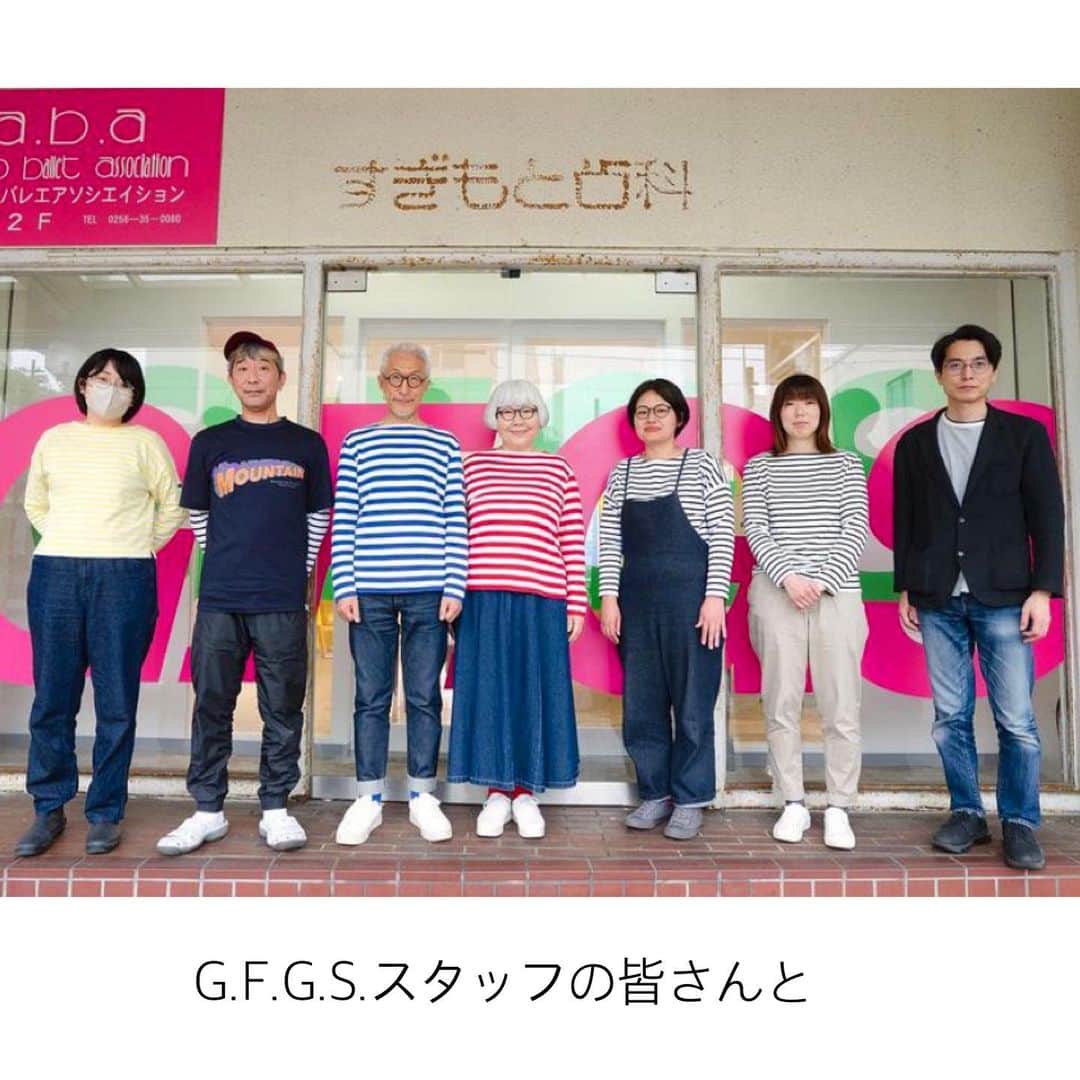 bon ponさんのインスタグラム写真 - (bon ponInstagram)「新潟県加茂市のG.F.G.S. ( @gfgs )さんにお招きいただき、G.F.G.S.プロデュースによるカフェBBC( @bbc_kamo)にて、私たちのトークイベントが行われました。 事前に申し込んでくださった約15名のお客様と、和気あいあいと楽しいひと時を過ごしました。  加茂を訪れたのは、2018年11月17日の「NIIGATA -Ryutopia 能楽堂-」でのイベント以来、約5年ぶり。 G.F.G.S.スタッフの皆さんの変わらない笑顔にお目にかかれて、とても嬉しかったです。  G.F.G.S.さんは、加茂の商店街に工房を構え、オーダーによるボーダーカットソーを作っています。ピュアオーガニックコットン100％の糸を使い、編み立て・縫製まで自社で行っています。 しっかりしていながら柔らかい生地で、ボートネックの開き具合も絶妙でとても着心地が良く、私たちもお気に入りで愛用しています😍😍  G.F.G.S.さんのオンラインショップでは自分好みのボーダーカットソーを注文できます。形・ 袖の長さ・ボーダーのピッチ・色・サイズを自由に選んで作ってもらうことができます。 @gfgs  https://www.gfgs.net/  今回のイベントの会場となったカフェ「BBC」は、街の活性化のため人が集える場所をつくりたいと、G.F.G.S.プロデュースにより2021年にオープンしました。加茂の名産品やBBCでしか手に入らないオリジナル土産も販売されています。 手づくりのドーナツが人気🍩😋 @bbc_kamo  https://bbc.gfgs.net/  ＊ 素敵なご縁をいただいたG.F.G.S.さん、イベントにお越しくださった皆さまに心より感謝いたします🙏❤️ 楽しいひと時をありがとうございました😊😊 ＊ ＊ #新潟県加茂市イベント #夫婦 #60代 #ファッション #コーディネート #リンクコーデ #夫婦コーデ #グレイヘア #白髪 #共白髪 #couple #over60 #fashion #coordinate #instagramjapan #greyhair #grayhair #bonpon #bonpon511」6月3日 23時32分 - bonpon511