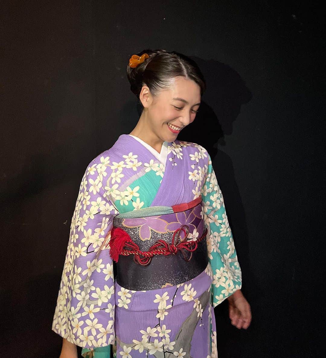 秋山未有さんのインスタグラム写真 - (秋山未有Instagram)「Fashion Cantata from Kyoto 2023 @fashioncantata   吉田匡廣さんの枝垂れ桜の振袖を着せていただきました。  初めてのカンタータで ドキドキしたけどすごく楽しかった♡  ６月５日（月）18:00〜６月１８日（日）18:00まで YouTubeにて和装ショー ダイジェスト動画が配信されるので ぜひ観てください✨🩵  ありがとうございました✨  #fashioncantata #ファッションカンタータ #京都劇場 #着物 #振袖 #京都 #kimono #furisode #kyoto」6月3日 23時42分 - miyu_akiyama