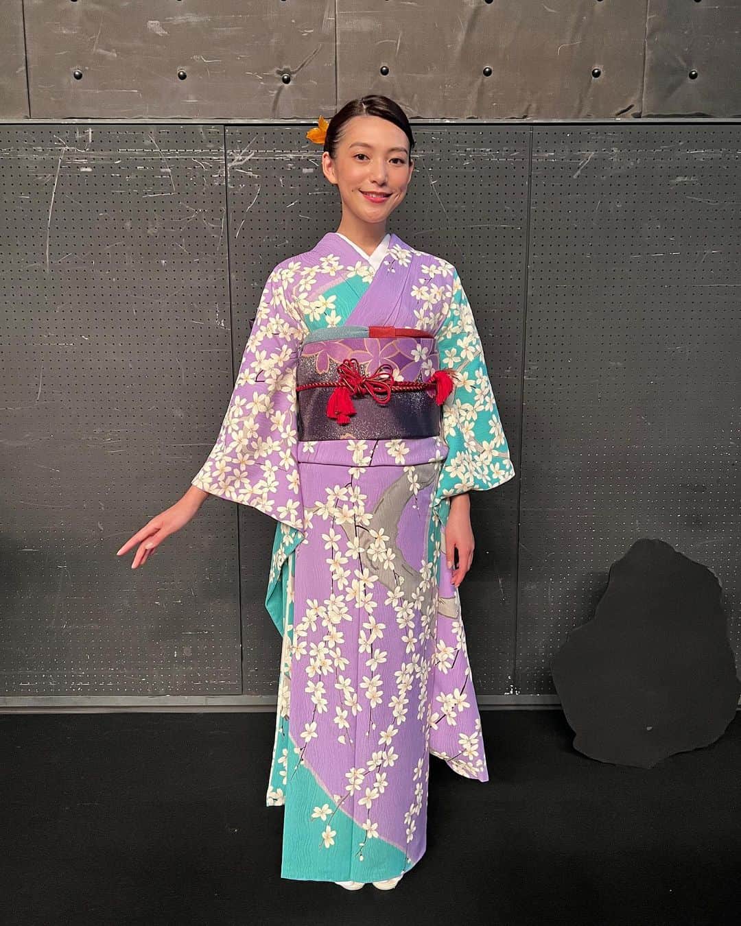 秋山未有さんのインスタグラム写真 - (秋山未有Instagram)「Fashion Cantata from Kyoto 2023 @fashioncantata   吉田匡廣さんの枝垂れ桜の振袖を着せていただきました。  初めてのカンタータで ドキドキしたけどすごく楽しかった♡  ６月５日（月）18:00〜６月１８日（日）18:00まで YouTubeにて和装ショー ダイジェスト動画が配信されるので ぜひ観てください✨🩵  ありがとうございました✨  #fashioncantata #ファッションカンタータ #京都劇場 #着物 #振袖 #京都 #kimono #furisode #kyoto」6月3日 23時42分 - miyu_akiyama