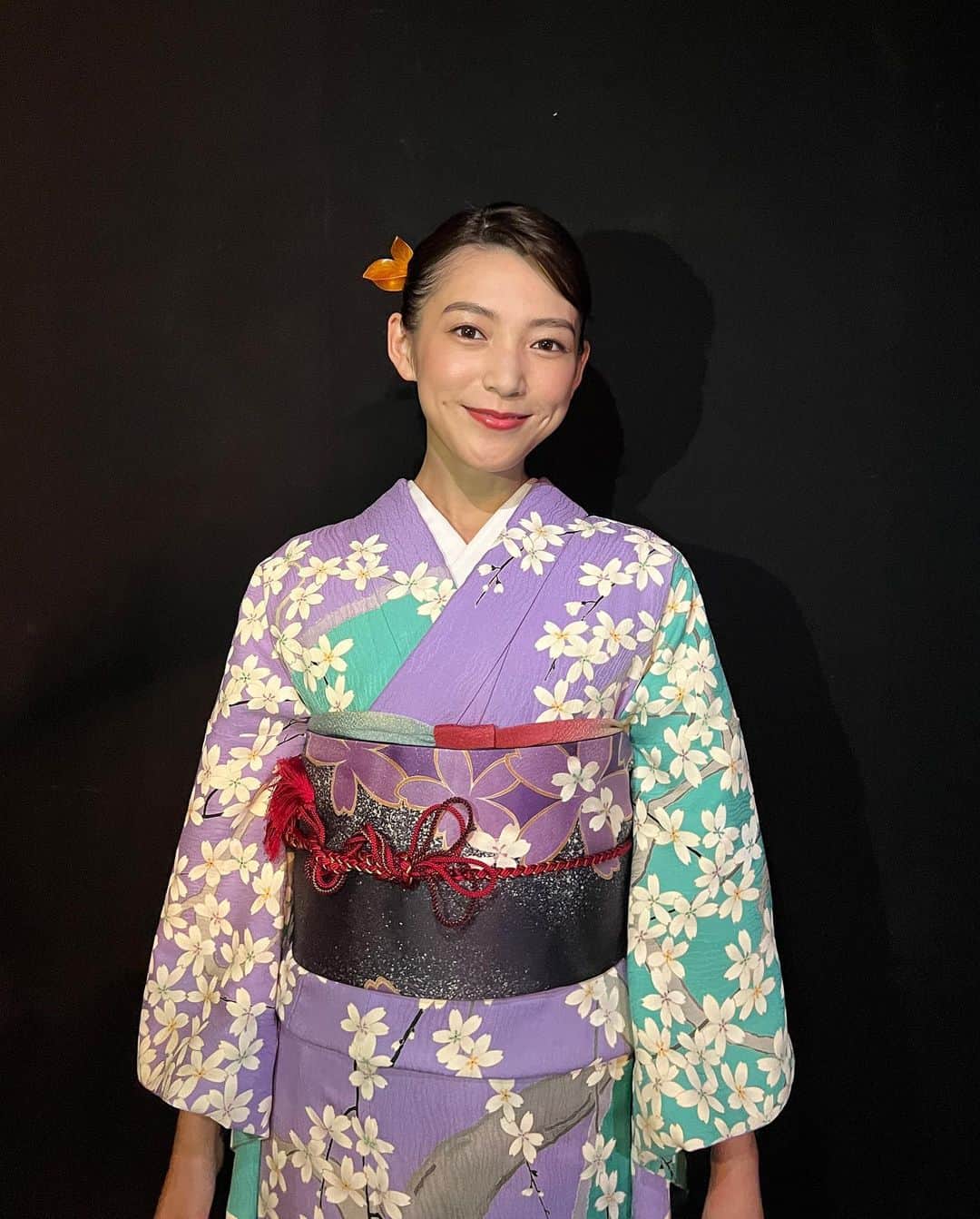 秋山未有のインスタグラム：「Fashion Cantata from Kyoto 2023 @fashioncantata   吉田匡廣さんの枝垂れ桜の振袖を着せていただきました。  初めてのカンタータで ドキドキしたけどすごく楽しかった♡  ６月５日（月）18:00〜６月１８日（日）18:00まで YouTubeにて和装ショー ダイジェスト動画が配信されるので ぜひ観てください✨🩵  ありがとうございました✨  #fashioncantata #ファッションカンタータ #京都劇場 #着物 #振袖 #京都 #kimono #furisode #kyoto」