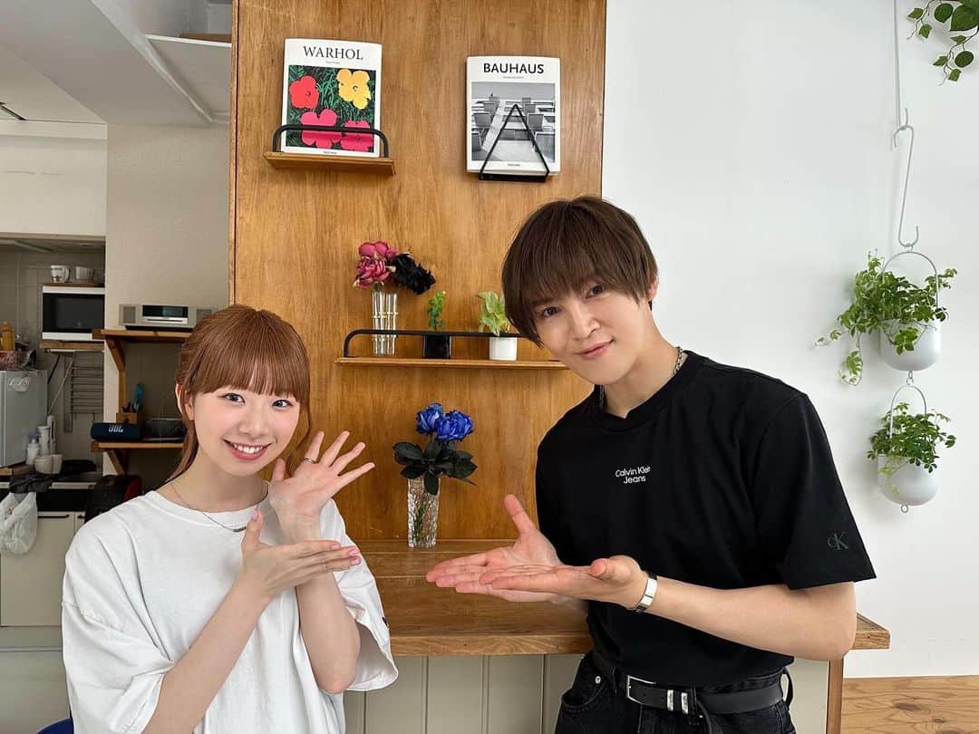 塩澤英真のインスタグラム：「今日は本当に 素敵な歌声とMelodyを浴びました。  小玉ひかりさん、素敵なLiveの時間をありがとうございました💐  自分の想いを音楽にのせて、キラキラした目で音を楽しむ会場にいる全員へ届けている姿が僕にはとてもカッコよく見えました。  出演させていただいた『キミ細胞』のMV撮影のときも小玉さんに感じた印象は "カッコいいな。"でした。  シンガーソングライター凄いです。  Liveは本当に一瞬でした。 こういう時間を僕も一緒に過ごさせてもらえたことに 心から感謝しています。 ありがとうございました🤜🏻🤛🏻  starring: @codama_hikari   #小玉ひかり さん #こだまつり #live #小玉ひかり_キミ細胞 #japan #artist #anime」