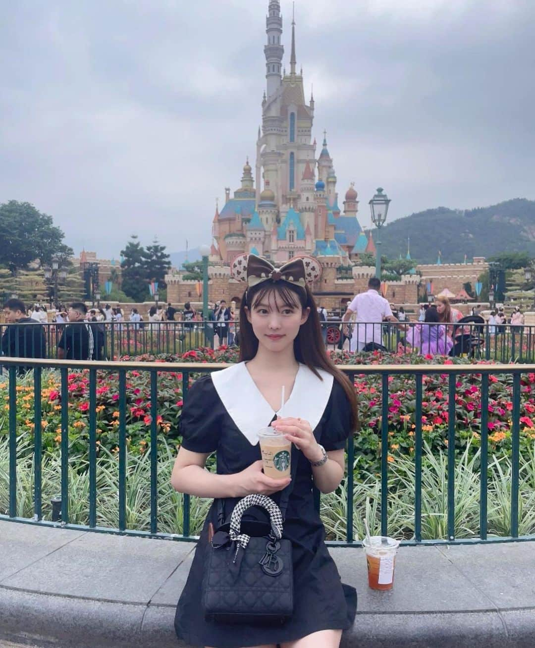 松田紗和さんのインスタグラム写真 - (松田紗和Instagram)「香港ディズニーランド🏰🇭🇰💞  所々のパステルカラーが可愛くて、並ぶ時間も短くて🤣ショーも見れたし楽しかったあ🤍ジェットコースターも予想外の展開で妹と大爆笑した😂  #香港ディズニーランド#香港旅行 #ディズニーランド#香港観光#hongkongdisneyland#disneyland#memories#dior#shein#hongkongtrip」6月3日 23時35分 - blueeeee.i