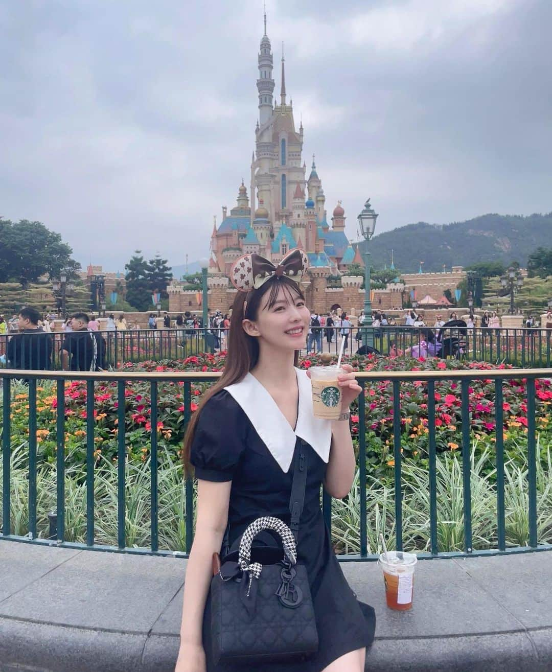 松田紗和さんのインスタグラム写真 - (松田紗和Instagram)「香港ディズニーランド🏰🇭🇰💞  所々のパステルカラーが可愛くて、並ぶ時間も短くて🤣ショーも見れたし楽しかったあ🤍ジェットコースターも予想外の展開で妹と大爆笑した😂  #香港ディズニーランド#香港旅行 #ディズニーランド#香港観光#hongkongdisneyland#disneyland#memories#dior#shein#hongkongtrip」6月3日 23時35分 - blueeeee.i