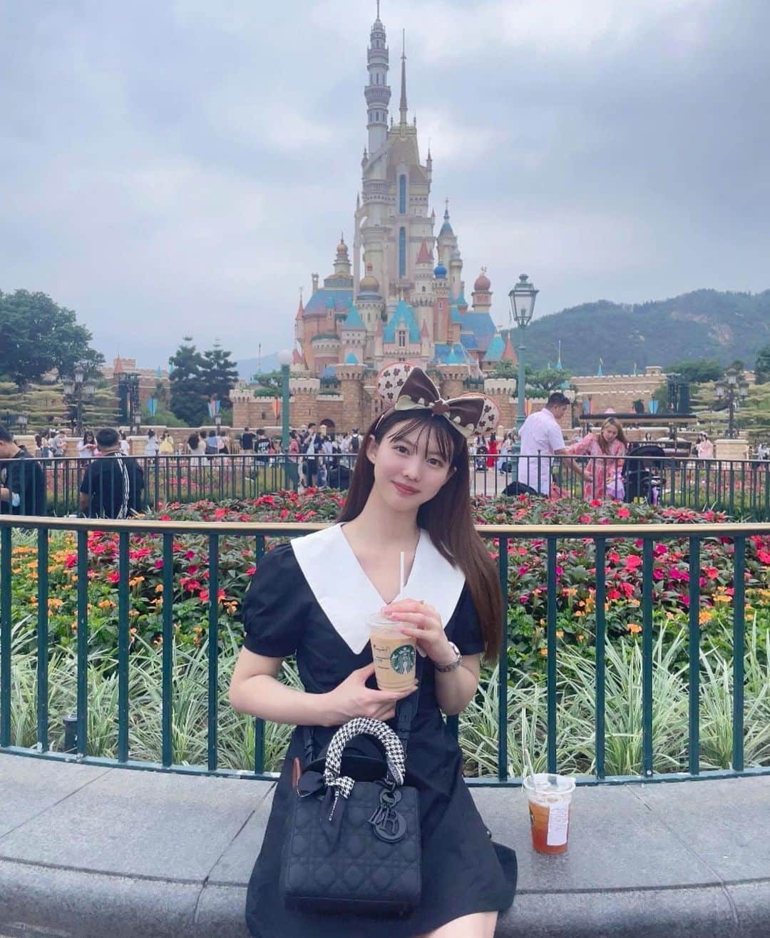 松田紗和のインスタグラム：「香港ディズニーランド🏰🇭🇰💞  所々のパステルカラーが可愛くて、並ぶ時間も短くて🤣ショーも見れたし楽しかったあ🤍ジェットコースターも予想外の展開で妹と大爆笑した😂  #香港ディズニーランド#香港旅行 #ディズニーランド#香港観光#hongkongdisneyland#disneyland#memories#dior#shein#hongkongtrip」