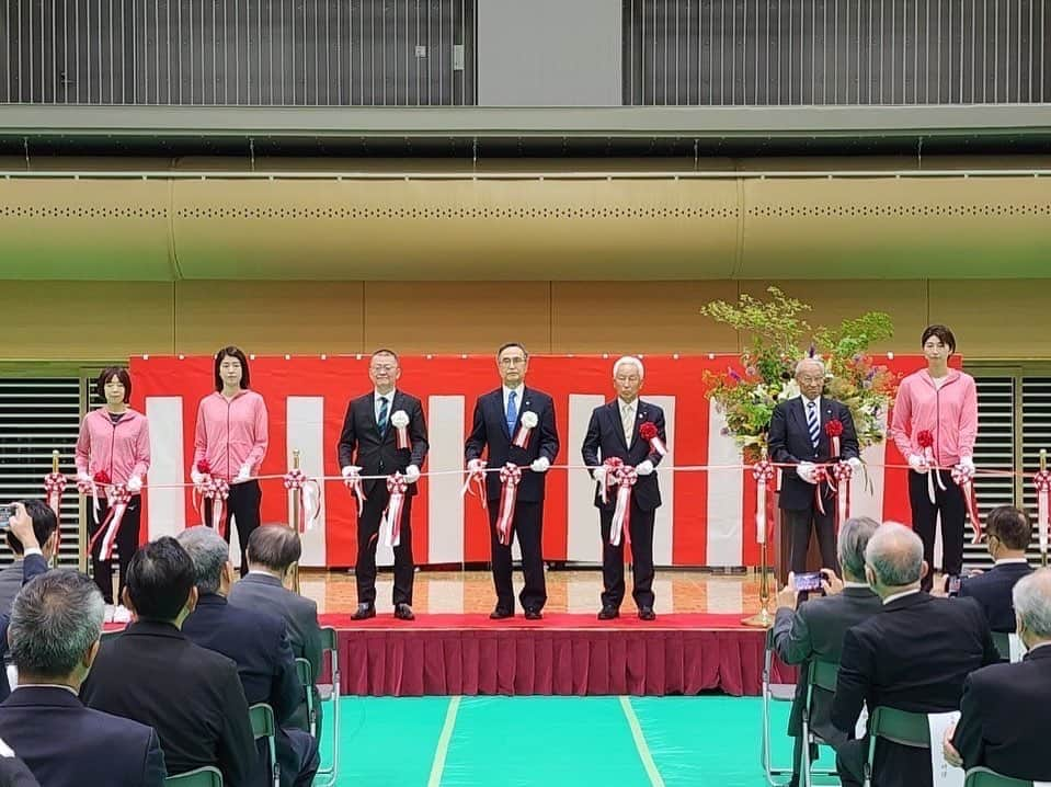 栗原文音さんのインスタグラム写真 - (栗原文音Instagram)「. 鳥取市民体育館開会記念式典  テープカットと午後のイベントに参加させてもらいました✂️🏸  バレーボール🏐　 #大友愛さん @ai_dayooon  卓球🏓　#藤沼愛さん  お二人とも優しくて とっても素敵な方でした💓  講師として参加させてもらったイベントも 参加者の方がとっても元気で お手伝いのスタッフさんにもたくさん助けてもらいました🥺 ありがとうございました♪  #鳥取市民体育館開会記念式典 #鳥取 #ミズノ #バドミントン」6月3日 23時37分 - ayane0927