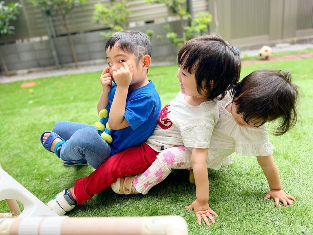 藤田志穂さんのインスタグラム写真 - (藤田志穂Instagram)「可愛い💙💛🤍 ・ 元々、自分より小さい子や赤ちゃんが苦手だった子鉄👦 ・ 今もだけど、急に大きな声を出されたりするのが苦手だったり、自分の意思が伝わらない事がもどかしかったのかと。。。🤔 ・ だけど 新型コロナの影響で保育園が縦割りクラスになり。 ・ クラスの中で1番年下から始まり、年中になると下の子も居ればお兄さん&お姉さんの姿も見れたり。 ・ ひとりっ子なうえに1人遊びが好きで発達相談にも引っかかったりと、子鉄にとっては他の年齢の子と常に一緒に居るのは、縦割りクラスの保育園で経験出来る唯一の環境で🥺 ・ そんな環境のおかげか、子供の成長によるものかは分からないけど。 ・ 戸惑いながらも、今ではだいぶ年下の子にも優しくなったと思う☺️ ・ それは 保育園の縦割りクラスのおかげじゃないかなー？と本当に思っているので、保育園に感謝しかないです🙏✨ ・ こんなひょうきんな事してるけど、元々は表情が豊かな方ではなかったし、お喋りも早くはなかったタイプ🤫 ・ 急にクレヨンしんちゃんのようなタイプに激変しました🤣 ・ 子供の可能性は無限大だな〜🥹 ・ ※写真右の1番年下の妹ちゃん、きっとこれから強くなるんだろうなぁ😂💪 ・ #子供の成長 #子鉄の成長 #縦割りクラス #ふじたの子育て」6月3日 23時38分 - shiho_fujita44