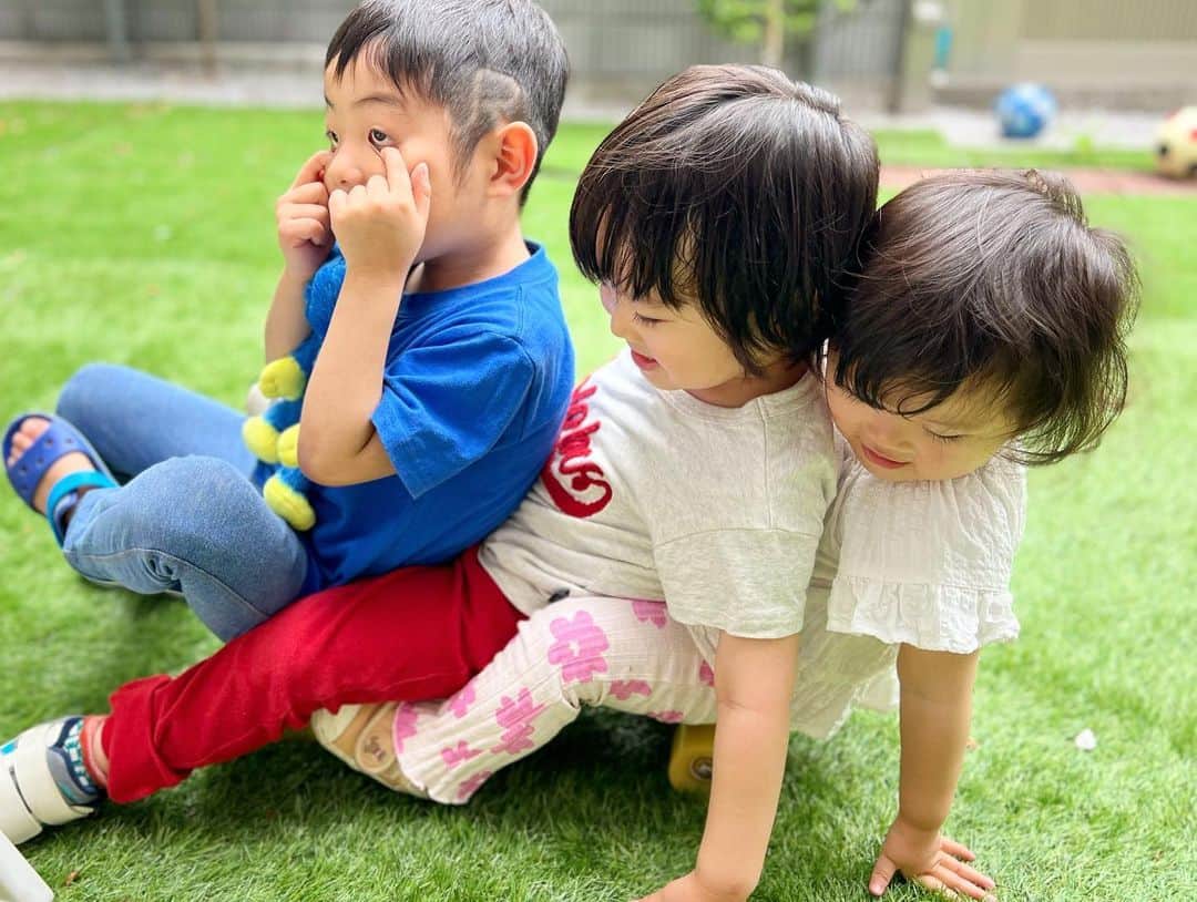 藤田志穂さんのインスタグラム写真 - (藤田志穂Instagram)「可愛い💙💛🤍 ・ 元々、自分より小さい子や赤ちゃんが苦手だった子鉄👦 ・ 今もだけど、急に大きな声を出されたりするのが苦手だったり、自分の意思が伝わらない事がもどかしかったのかと。。。🤔 ・ だけど 新型コロナの影響で保育園が縦割りクラスになり。 ・ クラスの中で1番年下から始まり、年中になると下の子も居ればお兄さん&お姉さんの姿も見れたり。 ・ ひとりっ子なうえに1人遊びが好きで発達相談にも引っかかったりと、子鉄にとっては他の年齢の子と常に一緒に居るのは、縦割りクラスの保育園で経験出来る唯一の環境で🥺 ・ そんな環境のおかげか、子供の成長によるものかは分からないけど。 ・ 戸惑いながらも、今ではだいぶ年下の子にも優しくなったと思う☺️ ・ それは 保育園の縦割りクラスのおかげじゃないかなー？と本当に思っているので、保育園に感謝しかないです🙏✨ ・ こんなひょうきんな事してるけど、元々は表情が豊かな方ではなかったし、お喋りも早くはなかったタイプ🤫 ・ 急にクレヨンしんちゃんのようなタイプに激変しました🤣 ・ 子供の可能性は無限大だな〜🥹 ・ ※写真右の1番年下の妹ちゃん、きっとこれから強くなるんだろうなぁ😂💪 ・ #子供の成長 #子鉄の成長 #縦割りクラス #ふじたの子育て」6月3日 23時38分 - shiho_fujita44