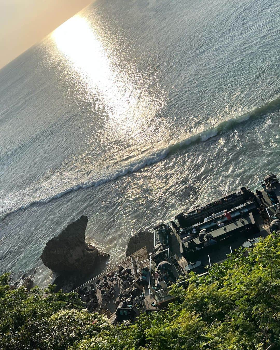 沖玲奈さんのインスタグラム写真 - (沖玲奈Instagram)「そして #rockbar はいつ行っても圧巻される😭👏🌺日が落ちてから写真撮るとアラジンみたいな世界観になります。笑 #bali #rockbarbali #sunset #shisha #絶景スポット #バリ旅行」6月3日 23時50分 - reinaoki2508