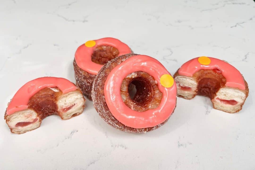 DOMINIQUE ANSEL BAKERYさんのインスタグラム写真 - (DOMINIQUE ANSEL BAKERYInstagram)「How we do #Nationaldonutday. June’s Cronut® for NYC is Peach Cornbread, with homemade peach jam and creamy cornbread ganache. Ready for summer. 😎 Preorders up at CronutPreorder.com for SoHo pick-ups. Shipping nationwide at DominiqueAnselOnline.com (tap photo ⬆️ for shipping ✈️).」6月3日 23時50分 - dominiqueansel