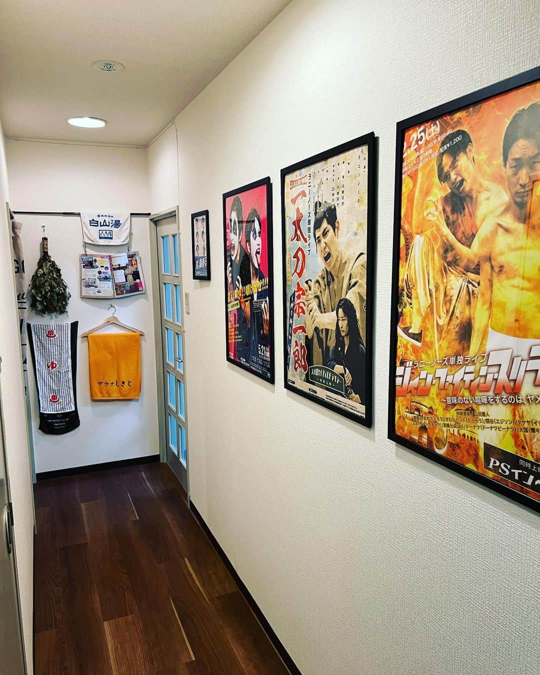 山田健人さんのインスタグラム写真 - (山田健人Instagram)「家が映画館みたいになってきた  『ジャン・ファイティン・スリランカ』 『一太刀宗一郎〜斬り斬りて候〜』 『歌え！叫べ！！曝け出せ！！！』  過去に単独ライブで制作した映画たち まだ増える」6月3日 23時44分 - runnykento