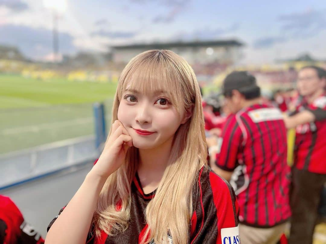 堀詩音のインスタグラム：「💛🖤  3年ぶりの日立台🔥   สนามกีฬาคาชิวะหลังจาก 3 ปี🔥  #Jリーグ #Jleague #J1 #consadole #北海道コンサドーレ札幌 #コンサドーレ #コンササポ #ユニフォーム女子 #サッカー女子 #jリーグ女子 #consagirls #しおんのコンサ旅 #スタジアムグルメ #スタグル #柏レイソル #柏  #kashiwa #reysol #日立台#三協フロンテア柏スタジアム  #日立台サッカー場」