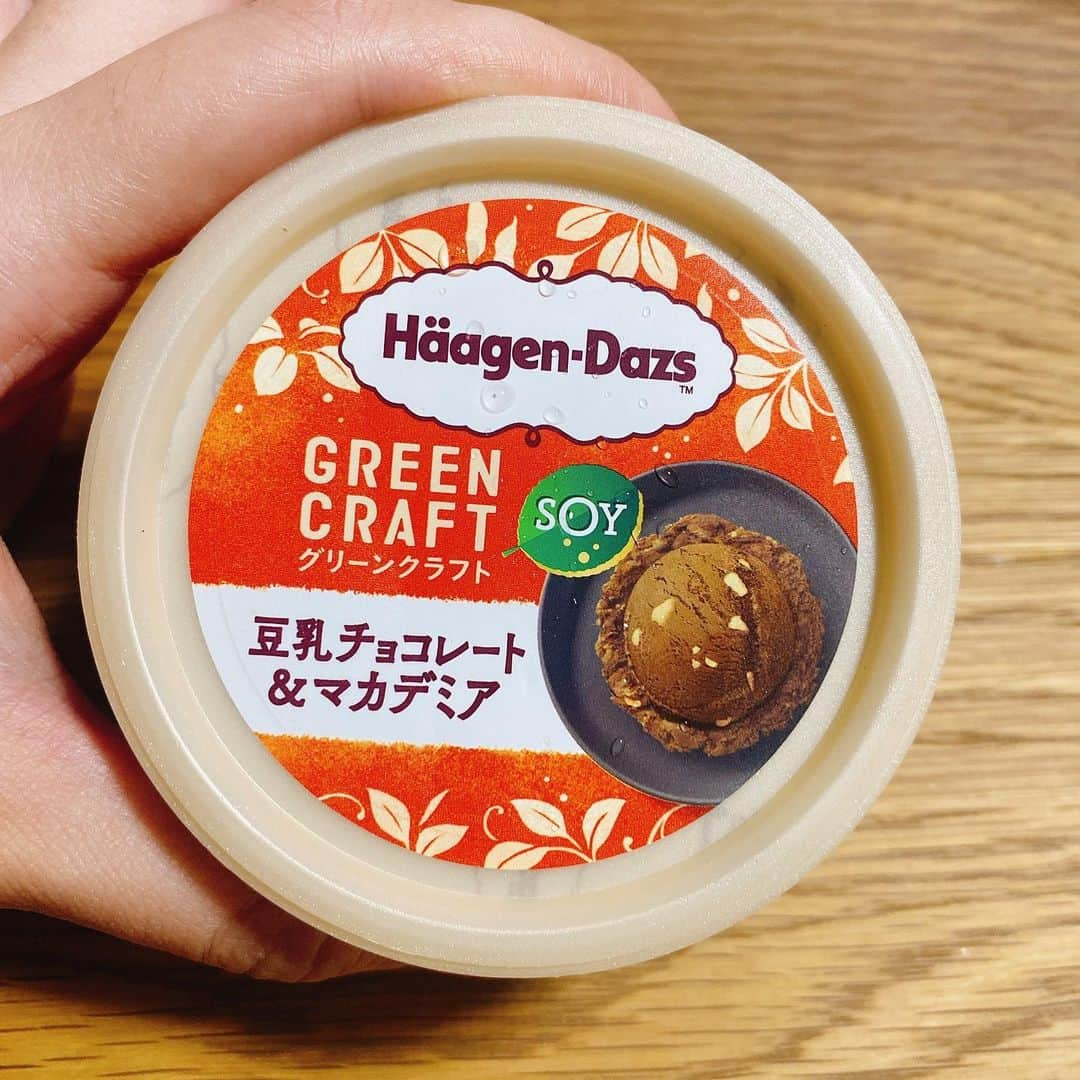 前田玲奈さんのインスタグラム写真 - (前田玲奈Instagram)「#haagendazs  #greencraft #豆乳チョコレートアンドマカデミア 「定番商品にしてください！！！！！！！！🥺🥺🥺😡」 チョコレートとマカデミアって！！！ 窪塚洋介とドレッドヘアくらい合うやん😭😭😭😭 定番化おねがいします！！！！！！！！ #アイ活 #アイスフェアリー #アイスフェアリー前田 # icecream #アイスクリーム #前田玲奈 #まえれな」6月3日 23時55分 - maedarena_ice