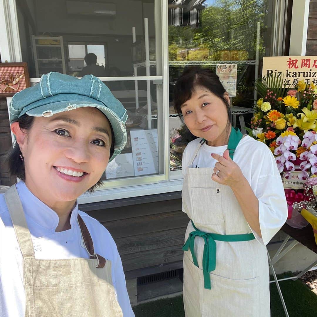 橋本志穂さんのインスタグラム写真 - (橋本志穂Instagram)「今日も米粉パンの Riz Karuizawaでお手伝い❣️ めちゃくちゃいいお天気でお店の前で食べたいって方も多かったの。テイクアウトのみですが、 レイクニュータウンの中には公園あってベンチやテーブルもたくさんあるから これからバラの綺麗な季節、、、 美味しい米粉パンをお供に お散歩するのもおすすめです❣️  実はこのレイクニュータウンの中に 例の、あの、、 私がアウトレットに行かなくなった理由のお洋服屋さんもあるんです。 だけど、パサパサ いまやってないの。 次は 7月からですって💦  今回はこのまま軽井沢で雑誌の撮影とか ラジオ出演とかあるから、 衣装はパサパで探そうと、 エプロンばっかり 持ってきてしまった。  久しぶりにアウトレットとかいくかなー。  #軽井沢 #米粉パン #rizkaruizawa #レイクニュータウン #レイクガーデン #グルテンフリー #友人のお店 #おすすめ #軽井沢グルメ  別荘地の仲間たちで 助け合って、、、 今日はひで子姉さんがお手伝いにきてくれたーー❣️ そして、別荘地の仲間たち たくさんパンを買いにきてくれる〜 ありがたーい」6月3日 23時56分 - shihohashimoto3