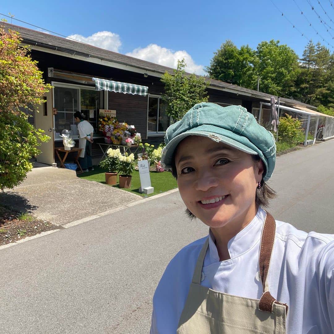 橋本志穂さんのインスタグラム写真 - (橋本志穂Instagram)「今日も米粉パンの Riz Karuizawaでお手伝い❣️ めちゃくちゃいいお天気でお店の前で食べたいって方も多かったの。テイクアウトのみですが、 レイクニュータウンの中には公園あってベンチやテーブルもたくさんあるから これからバラの綺麗な季節、、、 美味しい米粉パンをお供に お散歩するのもおすすめです❣️  実はこのレイクニュータウンの中に 例の、あの、、 私がアウトレットに行かなくなった理由のお洋服屋さんもあるんです。 だけど、パサパサ いまやってないの。 次は 7月からですって💦  今回はこのまま軽井沢で雑誌の撮影とか ラジオ出演とかあるから、 衣装はパサパで探そうと、 エプロンばっかり 持ってきてしまった。  久しぶりにアウトレットとかいくかなー。  #軽井沢 #米粉パン #rizkaruizawa #レイクニュータウン #レイクガーデン #グルテンフリー #友人のお店 #おすすめ #軽井沢グルメ  別荘地の仲間たちで 助け合って、、、 今日はひで子姉さんがお手伝いにきてくれたーー❣️ そして、別荘地の仲間たち たくさんパンを買いにきてくれる〜 ありがたーい」6月3日 23時56分 - shihohashimoto3