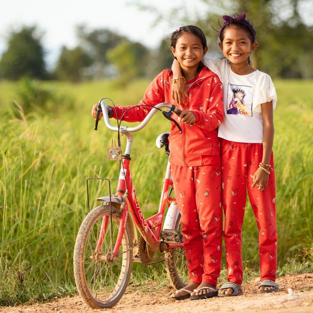 マリーナ・スコーシアーティのインスタグラム：「Happy World Bicycle Day! In many countries, girls are forced to drop out of school as they may risk violence on their walking routes. Bicycles can transform girls' lives! So let's help get girls to school safely...  I'll match YOUR bike donation. No matter how small!   Go to: www.worldvision.org/marina (link also in bio) and donate and I'll match it, up to the value of ten bikes!   THANK YOU FOR YOUR SUPPORT. You are awesome.  @WorldVisionUSA #WorldBicycleDay」