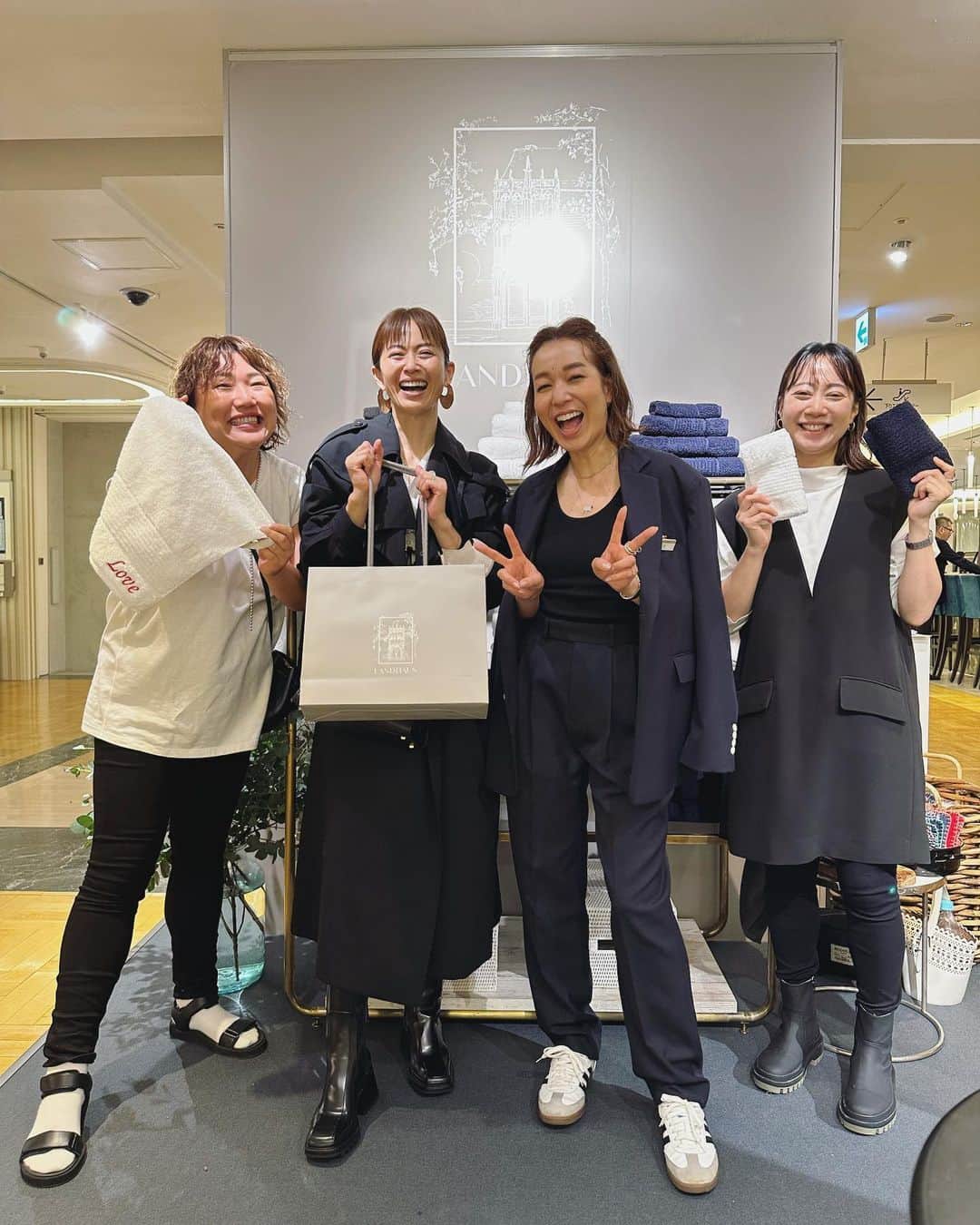 畑野ひろ子のインスタグラム：「@landhaus.official POP UPに行ってきました♡ みんなにも会えて、ついつい長居してしまいました😁 我が家でも愛用させてもらってるバスタオル、また追加で買い足しました。夏に向けてレジャー使いも👍 日本橋三越本店　6/4(日) までやってます♪」