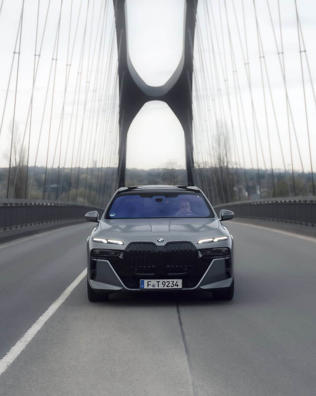 BMWのインスタグラム：「Bridging peerless luxury and refined comfort.  #BMWRepost @kallethomsenmedia @bmwfrankfurt  The BMW 7 Series. #THE7 #ThisIsForwardism #BMW #7Series」