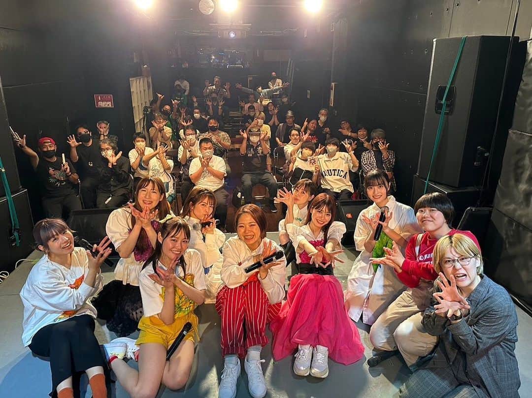のインスタグラム：「ぬんちゃれすごんざえもん☀️ ショウガールズ@日本橋Pollux Theater ご来場、誠にありがとうございました♥️ 大阪はTHE Wのファイナリストの実績を持つ、にぼしいんしさんをゲストにお迎えして会場は皆さんの笑いの渦に包まれました(⸝⸝⸝´ꇴ`⸝⸝⸝)≡⊃とアチキは思ってる🔥 にぼしいわしさんのネタを裏のそでで聞いてたけどおもしろすぎてメンバーで笑っちゃいまいました🤩 とてもお勉強になりました(⊃•̀ω•́)⊃✎＿＿＿ - にぼしいわしさんにもネタをみて頂き、気になったコンビでゆうなとの燃ゆるレジーナの名前がでてスーパウルハイニコハピルンティです🥹💕 もうだーすき😘 またお会いしたいな♡ - そして、台風の影響で新幹線が遅延してて、2~5時間の遅れで、座れない状況で今日の会場までお越しいただいた事、本当に感謝の気持ちでいっぱいです😭💕 きっと絶対、しんどいと思うからゆっくり休んでね😣✨ - そしてグッズもたくさん購入して頂いたことにも本当に感謝の気持ちでいっぱいです😖♥️ ショウガールズの今後の糧にもなります❣️ - 本当にあっという間の東名阪ツアーで、寂しいです🥹 けど必ずまたパワーアップして戻ってきますので待っててほしいし、今日来れなかった方々にもきてほしいです🔥✨ 残るは東京公演‼️ 最後までショウガールズ節を魅せるぞー🔥🔥 - 明日オフ会参加の方は打ち上げようね⸜(*ˊᗜˋ*)⸝ それではまた明日。 今日もお疲れ様でした💕 差し入れもたくさんありがとう😊♥️ - あやすみなさいー😴🌙𓈒𓂂𓏸」