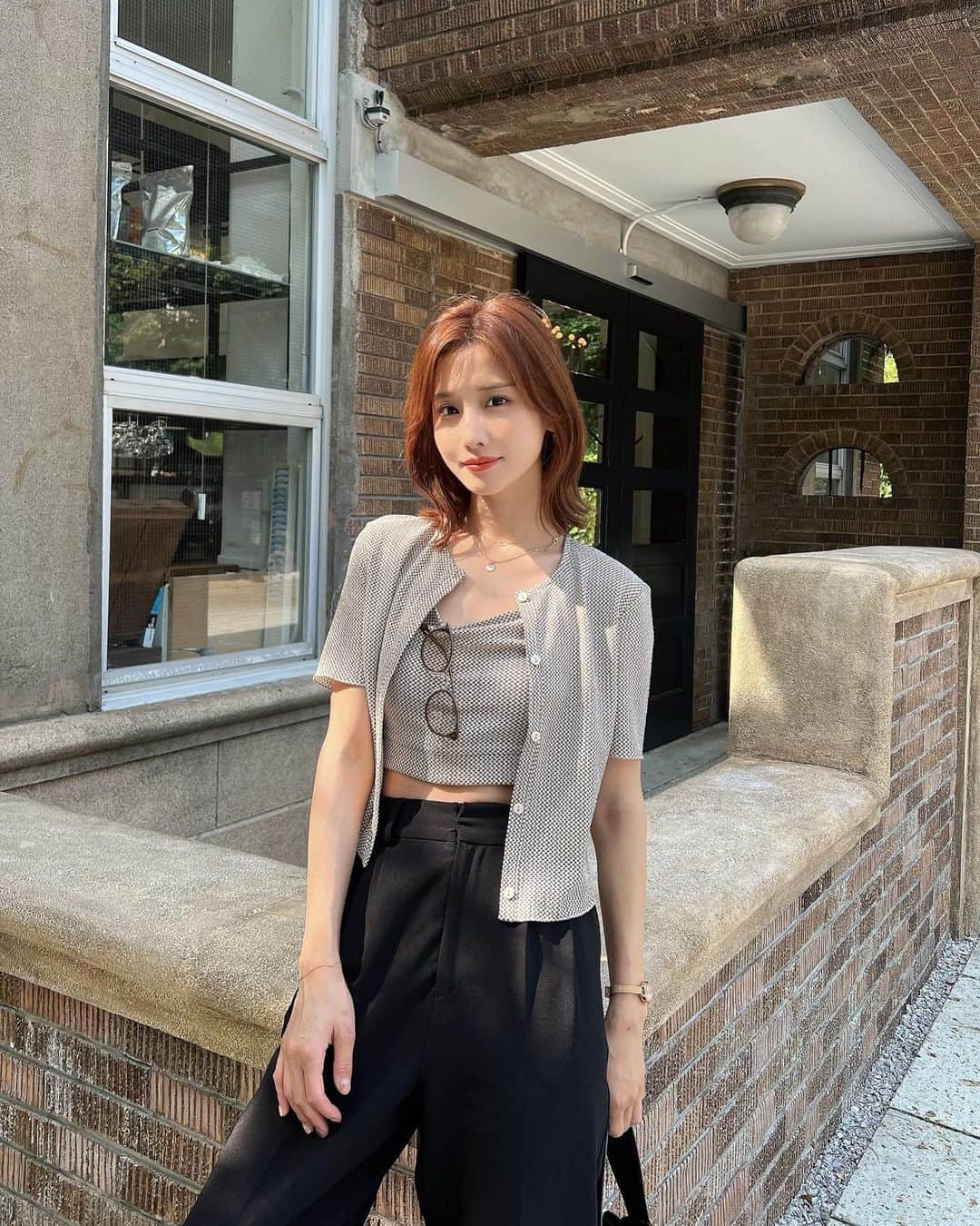 のインスタグラム：「こーでねーと😗  トップスのデザインもパンツのラインの綺麗さも最強なの…🥹  tops⇨(@emoda_official ) pants⇨(@evris_official )  #骨格ウェーブ#コーデ#emoda#evris」