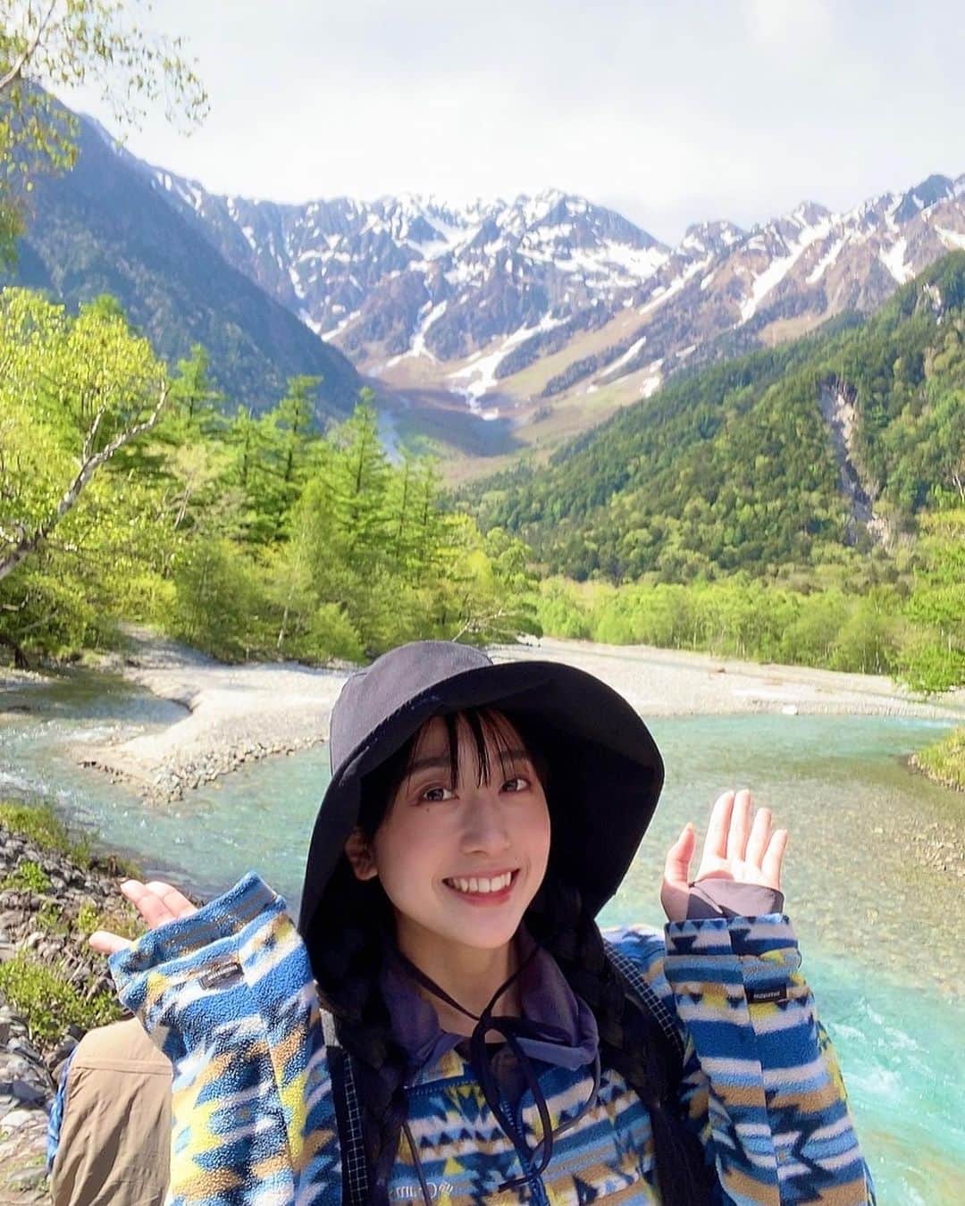 さゆりのインスタグラム：「⁡ 念願の上高地💚👒🍃 ⁡ 軽率に足首ぐねるからアウトドア避けてたけど 緑に囲まれるのって最高〜🕊️ ⁡ ※3枚目音量注意 ⁡ ⁡ #長野県 #上高地 #穂高連峰 #日本アルプス #北アルプス #kamikochi #trip #nagano #nationalpark #japan #alps #散策 #自然 #川 #旅行 #国内旅行 #国内旅行」
