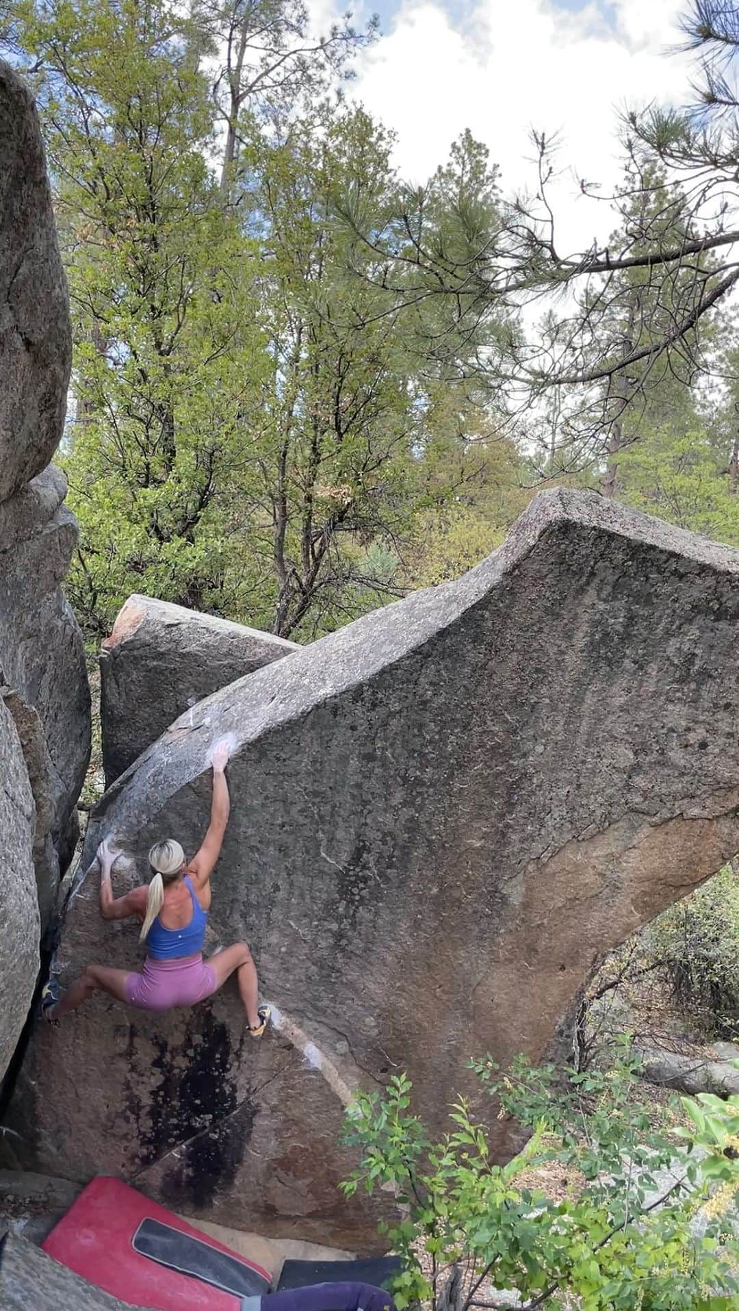 シエラ・ブレア・コイルのインスタグラム：「Poison Arrow Stand, V7 Goldwater Lake, AZ  First time climbing at Goldwater Lake did not disappoint! And a big thanks to @diabetic.climber for helping me locate the last hold 😂  @moonclimbing │ @moonclimbingwomen │ @myclimbapp │ @oncruxofficial │ @perfecthydration」