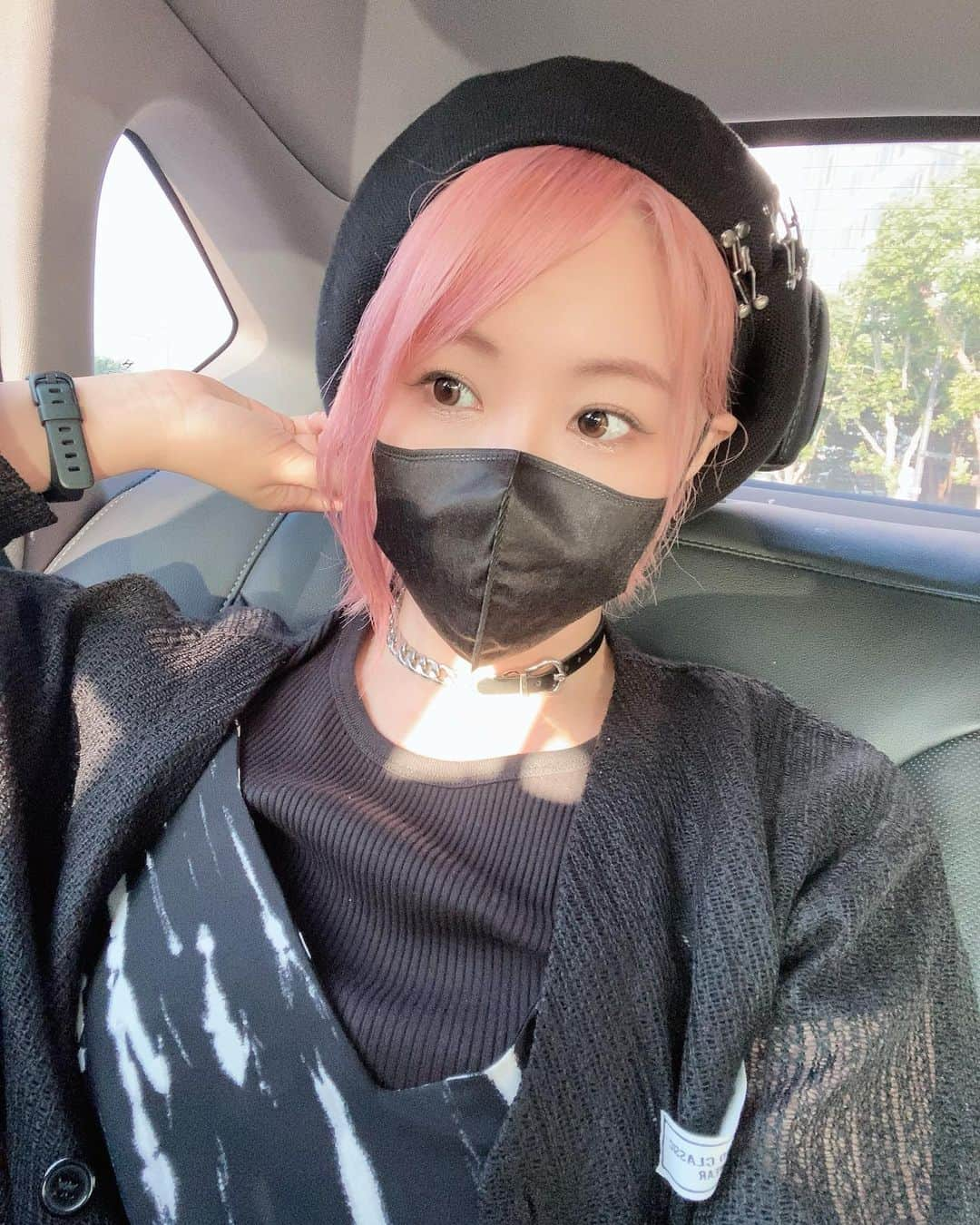 miumeさんのインスタグラム写真 - (miumeInstagram)「髪の毛も切って綺麗にpinkいれてもらって気分がいい💜🩷 なんか少し若返った気もする😆🙌  美容院は原宿のSpica！ 担当は中田さん✨ いつもありがとうございます😌」6月4日 0時30分 - miume_1220