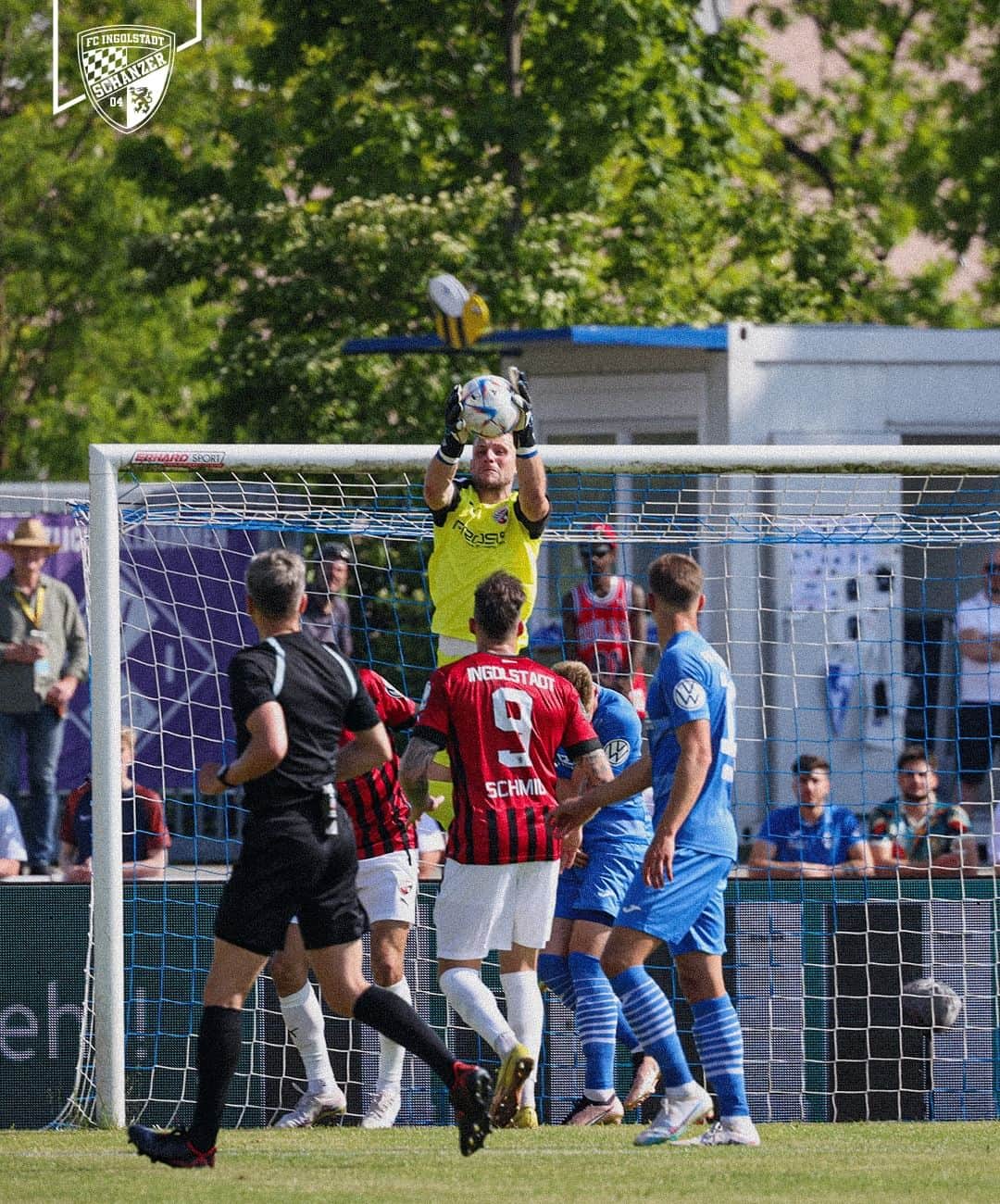 FCインゴルシュタット04のインスタグラム：「Es geht für die #Schanzer mit einem torlosen Remis in die Halbzeitpause des bayerischen Toto-Pokal-Finals vs. FV Illertissen. Auf geht´s, weiter Jungs! ⚫🔴 . . #Schanzer #einfachwiederschanzer #schanzerdassindwir #schanzerfürimmer #Schanzer #Ingolstadt #FCI #FCIngolstadt #soccer #fussball #football #futbol #Liga3 #3Liga #TotoPokal #TotoPokalFinale2023 #TotoPokalFinale #FVIllertissen #Illertissen #FVI #FVIFCI #illertissenillertissenwirfahrennachilltertissen #matchday #away」