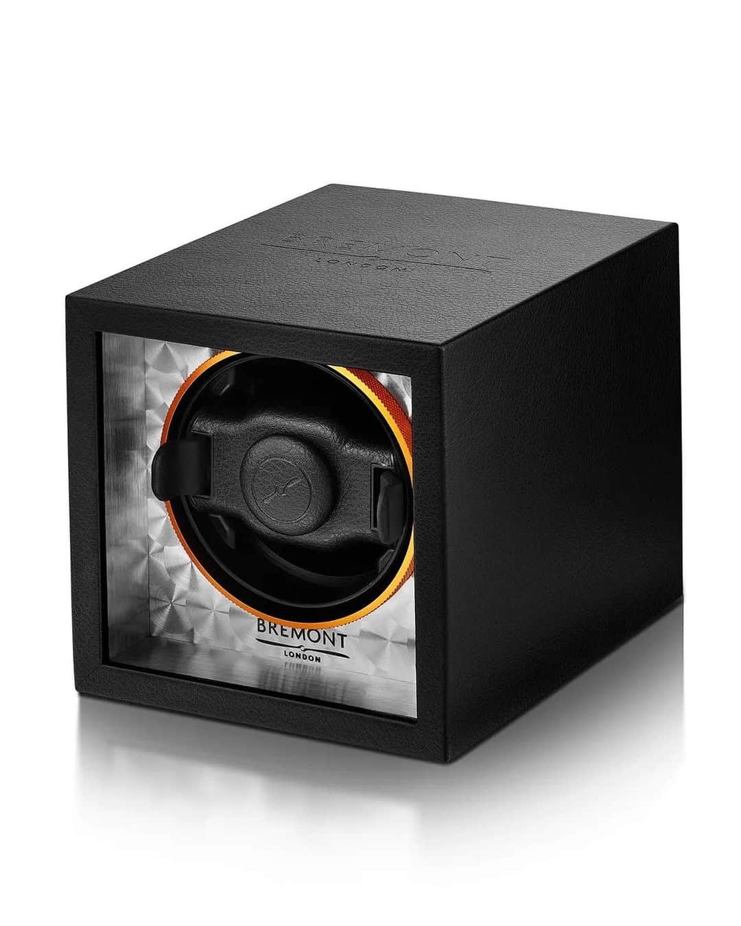 ブレモンのインスタグラム：「The Bremont Watch Winder ⚙️  • 3 rotational direction settings • 6 rotation speeds • Touch screen control panel with battery level indicator • Silent operation 🤫  With Father’s Day around the corner we’ve hand picked the perfect gifts for every Bremont fan 👏   Find our gift guide, including the new Bremont Watch Winder at Bremont.com 🔗 Link-in-Bio.   #Bremont #Bremontwatchwinder #watches #watchwinder #watchcollector #watchaccessories #gift」