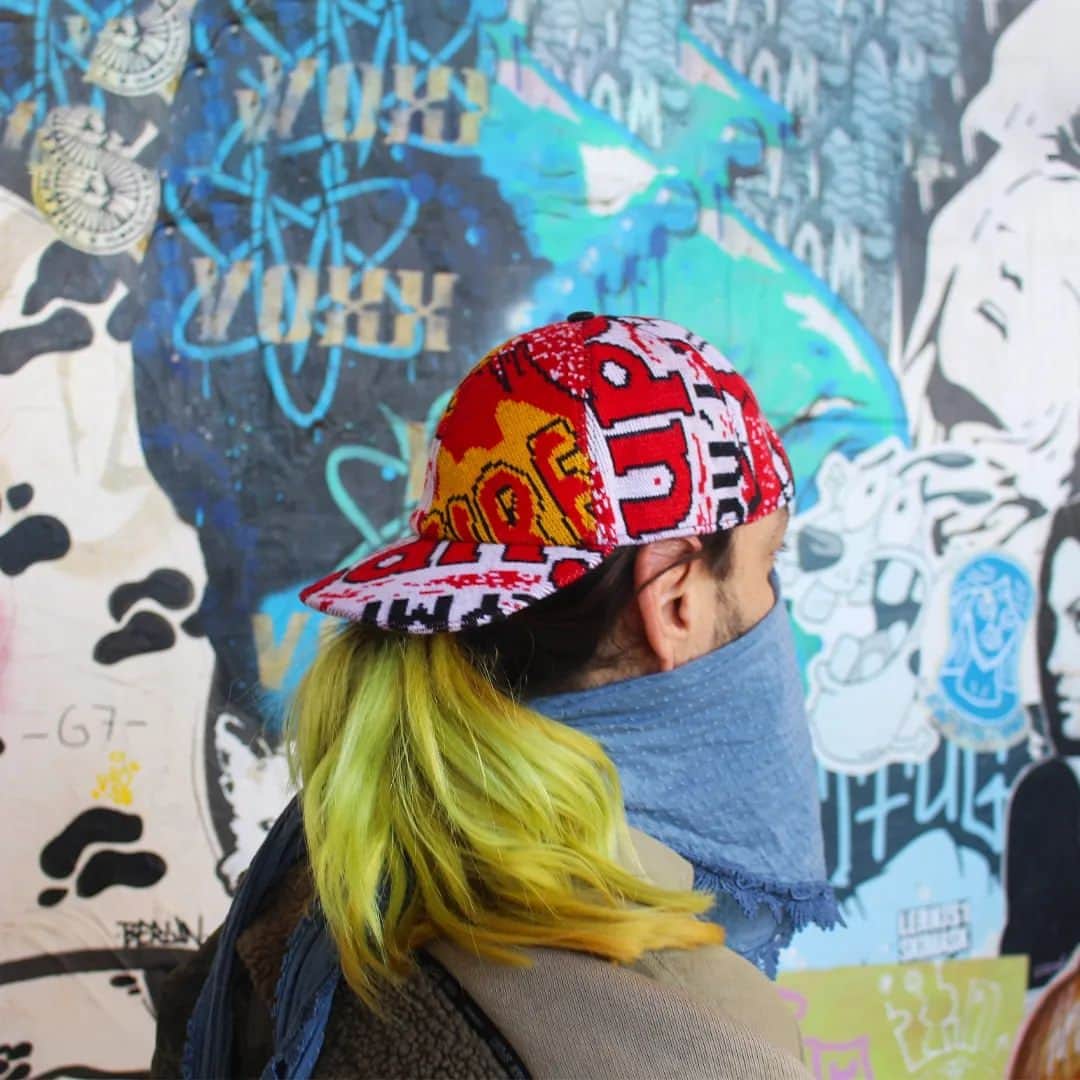 レナード プランクのインスタグラム：「Street Art Matching. @flaviosolo featuring Reinhard's Fan Cap. "𝙈𝙖𝙜𝙣𝙚𝙩𝙤" at the Ex Mattatoio in Rome, the last unconventional atelier.   #FanCap #hat #reinhardplank #streetartitaly #streetart」