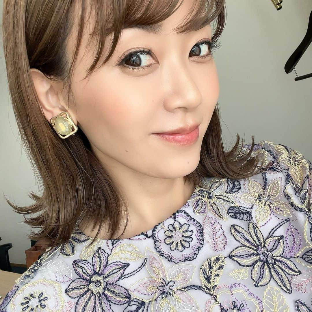 岡部玲子さんのインスタグラム写真 - (岡部玲子Instagram)「本日の🏇衣装とヘアアレンジ✨  (@m_maglie_le_cassetto_official )さんの うっすらパープル地に刺繍のレースが素敵な ワンピースでした👗  イヤリングは(@abiste_official )さんの うっすらイエローのストーン✨  髪の毛はくるりん外巻きでした☺️  🏇は  #ほんのちょっとだけプラス  明日も頑張ります💪  今日もご覧頂きました皆様✨ ありがとうございました🙏✨  今日は🏇の生放送の後 収録へ〜っ🎥  最後のワンピースは その時の衣装です👗  #岡部玲子 #タレント　#レポーター　#競馬キャスター　#競馬　#生放送　#競馬中継　#衣装　#ヘアアレンジ　#アクセサリー　#感謝　#tvshow #dress #hairarrange #accessories #🏇」6月4日 0時45分 - reiko_okabe