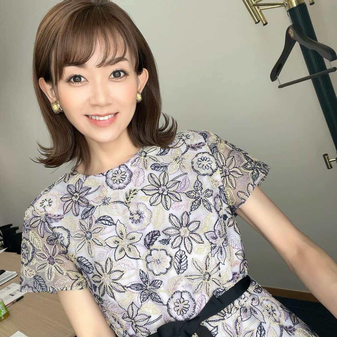 岡部玲子のインスタグラム：「本日の🏇衣装とヘアアレンジ✨  (@m_maglie_le_cassetto_official )さんの うっすらパープル地に刺繍のレースが素敵な ワンピースでした👗  イヤリングは(@abiste_official )さんの うっすらイエローのストーン✨  髪の毛はくるりん外巻きでした☺️  🏇は  #ほんのちょっとだけプラス  明日も頑張ります💪  今日もご覧頂きました皆様✨ ありがとうございました🙏✨  今日は🏇の生放送の後 収録へ〜っ🎥  最後のワンピースは その時の衣装です👗  #岡部玲子 #タレント　#レポーター　#競馬キャスター　#競馬　#生放送　#競馬中継　#衣装　#ヘアアレンジ　#アクセサリー　#感謝　#tvshow #dress #hairarrange #accessories #🏇」