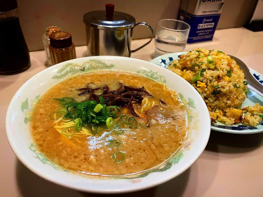 渡邊忍さんのインスタグラム写真 - (渡邊忍Instagram)「ひとりぼっちで食べにきても みんなと心は一つ #一心」6月4日 0時46分 - watanabeshinobu