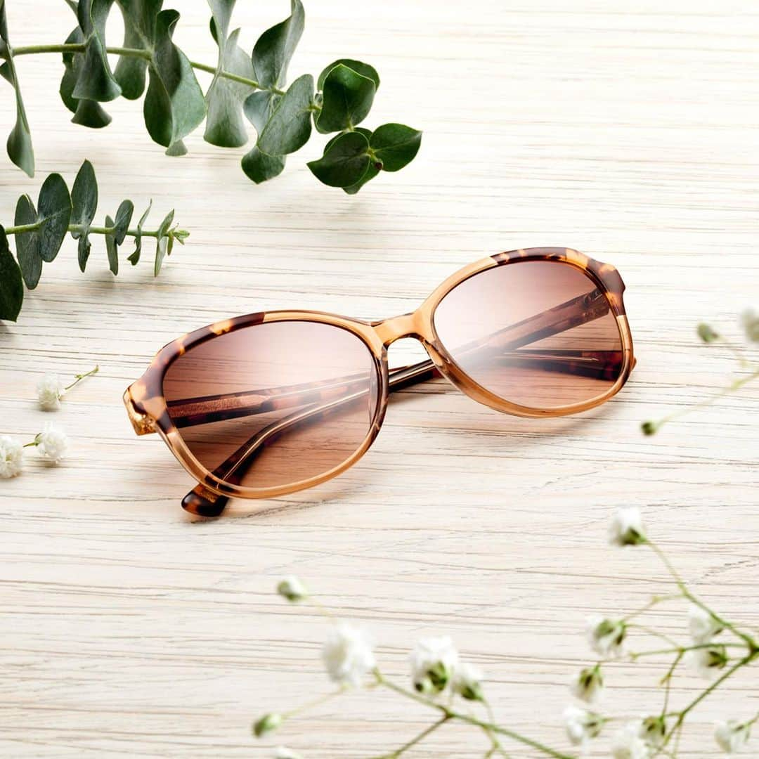 アンクラインのインスタグラム：「From sunrise to sunset, our iconic shades are designed to keep you stylishly protected.」