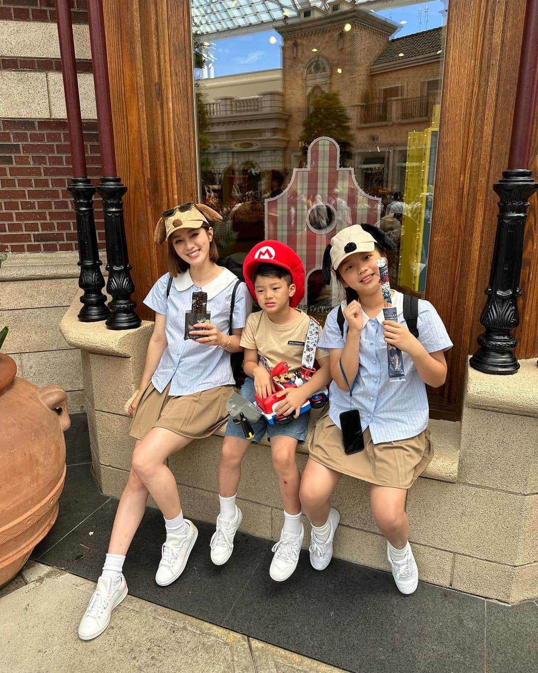Grace葛瑞瑞さんのインスタグラム写真 - (Grace葛瑞瑞Instagram)「跟孩子們的環球影城初體驗 來到日本遊樂園最能合理的穿一樣的服裝。 路上都能看到穿著打扮一樣的人一起遊玩～ 在上回一月份我們在迪士尼時Toby就有提議想要我們穿一樣的衣服一起玩。 這回如願實現了， 以前的親子裝都是大大和小小，這回的親子很有姊妹感🤣 一天下來，我又筋疲力盡了，晚餐跟孩子們隨意便利商店美食解決， 一起泡個澡後送姊弟上床後我又躺回浴缸裡， 在他們睡著前還聽到姐姐在交待弟弟明天起出床記得自動自發吃早餐、刷牙、讓麻麻多睡一下、不要一下子吵著想玩手機、你做完我弄影片給你看¥*#€#%£+(各種長姐如母的交待）  #Toby的暑假計畫執行中  我們今天這套也是 Lovfee x Grace 的單品喔」6月4日 0時54分 - yungingrace