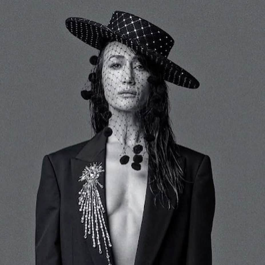 ピアーズアトキンソンさんのインスタグラム写真 - (ピアーズアトキンソンInstagram)「@maggieq wearing  #piersatkinson face veil under @sarahsokolmillinery boater for Super Magazine. Styled by @iamlindsayflores via @theresidencyexperience  Super Magazine @supermagazinenyc  ★ 2023SS issue 02★  「A Tribute to Richard Avedon」 Celebrating on 15 May 2023, the 100th Birthday of legendary photographer Richard Avedon !  @avedonfoundation #richardavedon #avedon100 #superavedon #supermagazinenyc #lesliekee   MAGGIE Q @maggieq   Photographed by @lesliekeesuper  Styling by @iamlindsayflores  Hair by @saratess  Makeup by @jorge__monroy  Manicure be @naildesignsbylizho  Filmed & edited by @johnpatrickmedia  Photo Assistant @edwardkwendt  Styling Assistant @sona.guekguezian  Extra Wardrobes support @starburleigh @amana_re  Photo Retouching by Fight Club Location : @dfla_studio @evanduning  Special thanks : @romanyoung @thenomaddamon  Wardrobes : @alexandermcqueen @cartier @sportmax   @x8_gallery @asahi_fashion #maggieq #couture #fashion #editorial #hat #handmade #milliner #blackandwhite」6月4日 0時56分 - piersatkinson