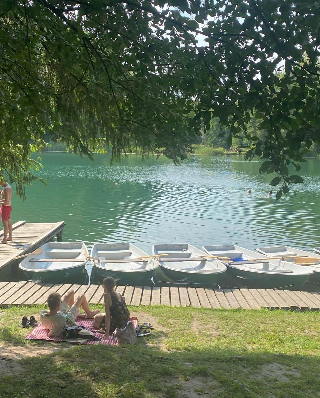 謝村梨帆さんのインスタグラム写真 - (謝村梨帆Instagram)「リトアニアは6月から本格的に夏が始まります✨首都のヴィリニュスは海がないので、みんなウォーターアクティビティは湖でします♪リトアニアは別名森と湖の国と言われているほど湖が多くて、4000もの湖があるのだとか😳中でもヴィリニュスに近いグリーンレイクと呼ばれる湖は大人気でいつもバカンスの人たちで賑わっています🌳写真は去年中国の友達たちとグリーンレイクに行ってBBQした時🤭BBQは私の大好きなクミンで味付けされたラム肉の串✌️グリーンレイクでは泳いだりBBQしたり、サップやカヌーしたり🛶みんな思い思いに貴重な夏を楽しんでます☀️✨ #greenlake #lithuania #liveineurope   #traveltoeurope #worldtravel #海外移住 #ヨーロッパ移住 #リトアニア在住 #リトアニア在住日本人#グリーンレイク #ヨーロッパ旅行 #月1海外旅行#BBQ #羊肉串」6月4日 1時03分 - rihointernational