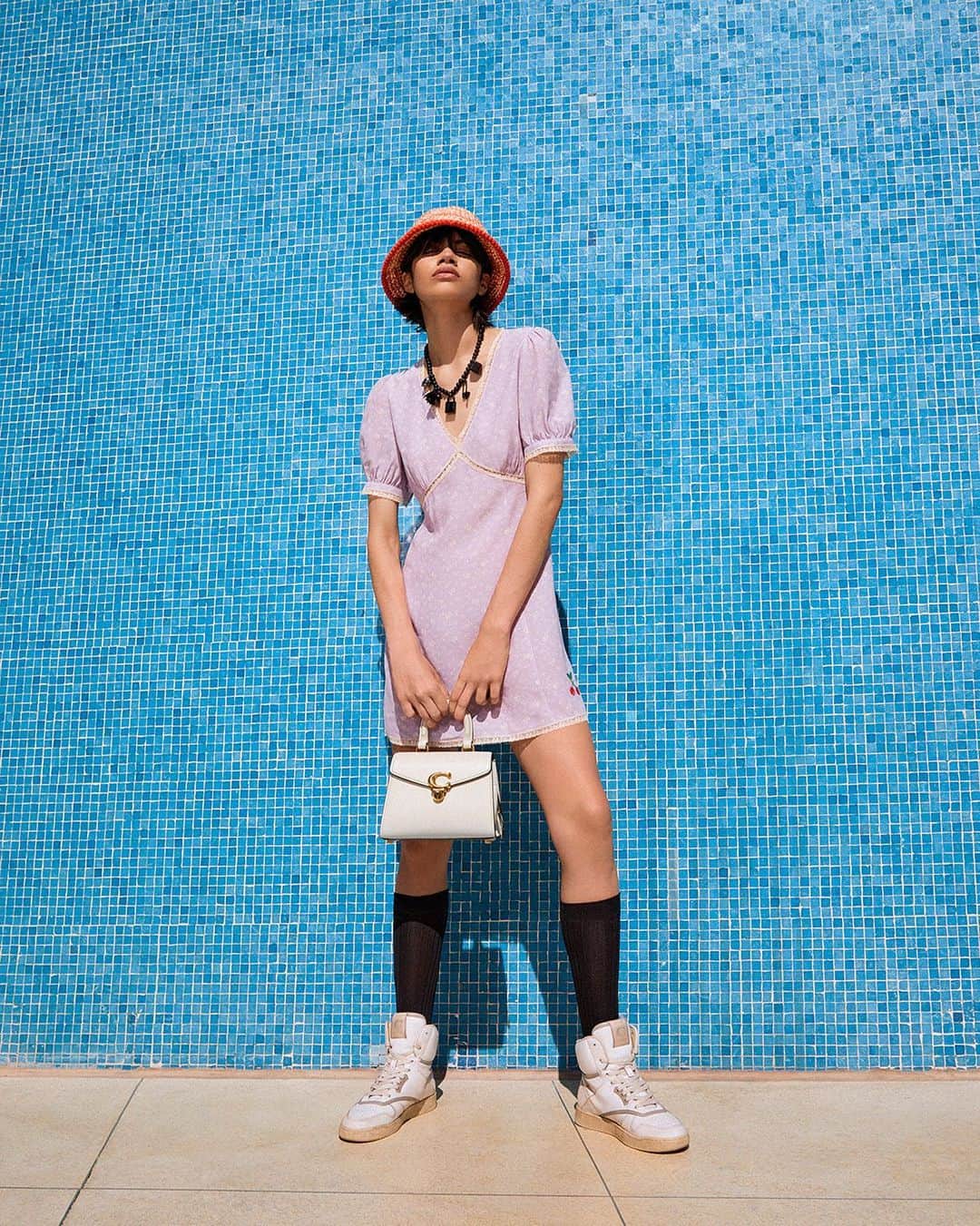 コーチのインスタグラム：「Where will you take your Coach bag next? Whether you’re relaxing at a resort or driving downtown, we’re here to help style the new you. 🌟 #CoachNY」