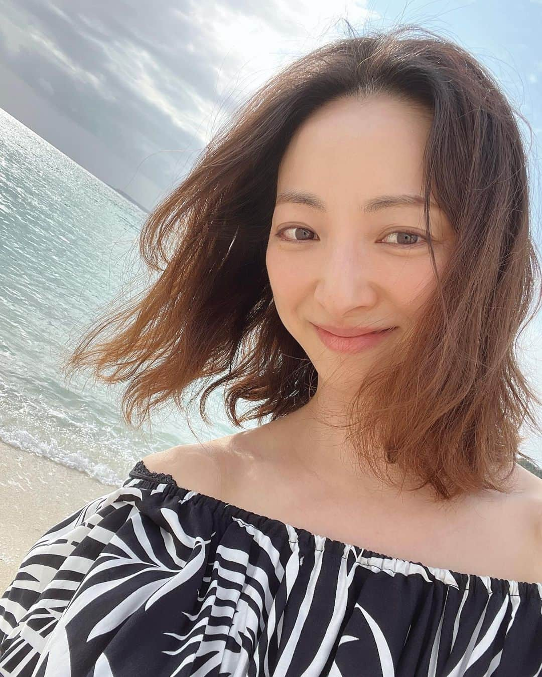 白羽ゆりのインスタグラム：「ハリーポッターと呪いの子が菊田一夫演劇大賞をいただきました。  そして総観客数50万人を突破しました。  こんなにも沢山の方に観ていただけて本当に嬉しいです。1シーズンが終わりほっとしていますが、すぐに2シーズンが始まります。  ロングラン公演。 1シーズンでは怪我をしてしまい悔しい思いもしましたが、沢山の方の優しさに助けられました。初演ならではの大変さもありましたが、やっぱりオリジナルキャストに選ばれて良かったなと思ってます。  週７.8回公演を連続でこなしているキャストと週9.10回公演を支えているスタッフさんに拍手を送りたい。  私は1シーズンは怪我などがあったので１７０回公演でした。  みんなが本気の空間。 だからこその心地良さ。 役と向き合う真っ直ぐさ。  危険と共に舞台に立っているからこその集中力は、かなりの体力を消耗させます。だからこその毎日のみんなでのウォーミングアップと筋トレでの身体作り。  全てが愛おしく素晴らしい時間でした。  私にとっては、宝塚時代から数えるとコンサートなども含めてハリーポッターが100作目となります。舞台上も舞台裏も感情の波が激し過ぎて青春を感じる毎日。  今年から始めた朝ごはん日記。  ロングラン公演の中、生活スタイルが同じ事の繰り返しにならないように何かメリハリをつけたいなと思い挑戦してみました！いつまで続くか分かりませんが、楽しんでやっていこうと思ってます。  写真は気分転換で沖縄に行った時のものです。 ムームーを買ってみました！  海を目の前にリフレッシュ出来ました。  久しぶりの実家や高校の親友に会ったり。 忙しいロングラン公演だからこそ、こういう時間も大事にしたいなと思いました。  それでは2シーズン！ またお会いしましょう🥰✨✨」