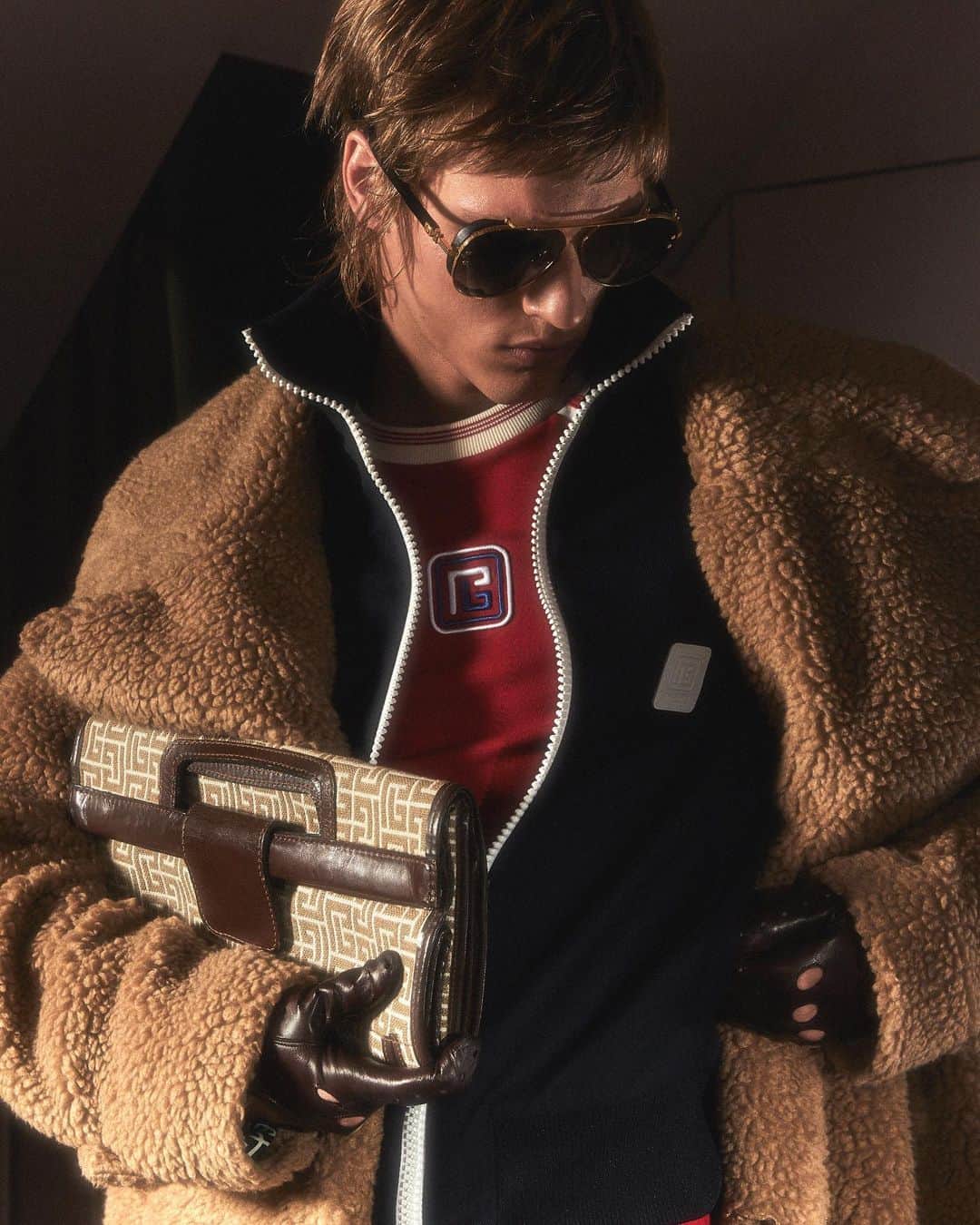 バルマンのインスタグラム：「SAY HELLO TO 70S Dressed up or down, the #BALMAINPF23 collection mixes elements of elegance, playfulness, and retro glamour for a menswear allure unlike any other.  Available on Balmain.com and in Balmain Boutiques.  Photographed by @olivier_rousteing」