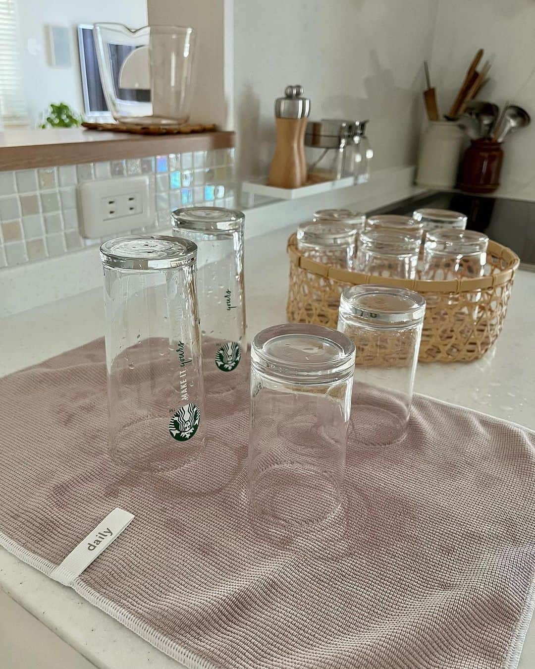 ムクリ［mukuri］さんのインスタグラム写真 - (ムクリ［mukuri］Instagram)「ぐんぐん水滴を吸い取り、乾きも早くて衛生的！  気温があがれば気になるのは おうちの衛生面。 特にキッチン周りは気を使いますよね。  洗った食器もこの時期は 自然乾燥よりはなるべく拭き上げてしまいたいところ。  サッと水滴を拭き取り、 掛けておくだけですぐに乾くので 一日を通じて清潔に使えるクロスは この時期重宝すると思いますよ。  –––––––––––––– 今日は久しぶりにキッチンをリセットしたので⁡ みんなが𝚒𝚐で紹介してるのを見て⁡ 前から使ってみたかった @daily_mukuri さんの⁡ オリジナル食器拭きクロスをおろしましたˎˊ˗⁡⁡  ⁡私が選んだのはハーフサイズのベージュです  ⁡グラスを拭くのに丁度いいサイズ感で⁡ 吸水性も抜群です🥺⁡  少しだけ洗い物が出たときに⁡ ティータオルとしても使える⁡ サイズ感で重宝しそう🤤🤎⁡  ⁡2枚セットで1,100円なので⁡ 買い回りにもおすすめです🥰⁡ –––––––––––––– @daily_mukuri さんよりお声掛けいただき 「daily オリジナル食器拭きクロス ハーフサイズ」を お試しさせていただきました。  Instagramでよく見かけていて 気になっていたアイテムなので こういうご縁いただけて本当に嬉しいです🥰  他の方の投稿でも何度も見ていましたが、 実際手に取ってみると ふわふわで気持ち良いのに感動しました☺️  手に触れる家事の道具屋は 肌触りの良さで家事のモチベーション変わるんだなぁ…✨  ちなみに、今までは 使い捨てできるようなふきんを使っていて ゴミが増えていたのも気になっていました。  1日3回の食器拭き、 楽しい家事に変わりました。 –––––––––––––– この度 @daily_mukuri さんよりdailyオリジナル食器拭き専用クロスをお試しさせて頂きました☺️  私が選んだのはハーフサイズのベージュ。 ハーフでも私には十分な大きさで、色も可愛いベージュでとっても気に入りました✨️  速乾性と吸収性に優れている布巾と聞いて、使用させて頂いたのですが、ほんとに凄い吸収性😳  pick2のコップを洗って写真を撮ろうとしたら数分の間に殆ど乾いた状態になってしまいました。  これから梅雨時期で布巾が乾きにくくり、衛生面や匂いが気になる時期なので、今使ってる布巾はしばらくお休みさせて頂いた布巾を使用させて頂きます😊 ––––––––––––––  ▶︎Special thanks @home_yuu  @koharulife  @ym_yumi_2910   ▶お買い求めは @daily_mukuri   #dailymukuri または @daily_mukuri にタグ付けいただいた中から、インスタグラムでご紹介していきます😌  –––––––––––––––––– ムクリ公式アカウントでは くらしの中にある"好き"や"コダワリ"を毎日お届け。  インテリア、整理収納から家づくりなど 日常で参考になる情報から サラッと読める短編コラムまで ご紹介していますのでフォローしてぜひご覧ください。 ▶︎ @mukuri_official ・  「 #ムクリ 」のタグもいつも楽しく拝見しています☺️  オリジナルブランドは @daily_mukuri  くらしの中にあったらいいいな、 そんな商品を企画・制作、集めています。 ––––––––––––––––––  #食器拭き#食器拭きクロス#布巾#ティータオル#キッチンリセット#くらしの編集#ムクリ」6月4日 19時05分 - mukuri_official